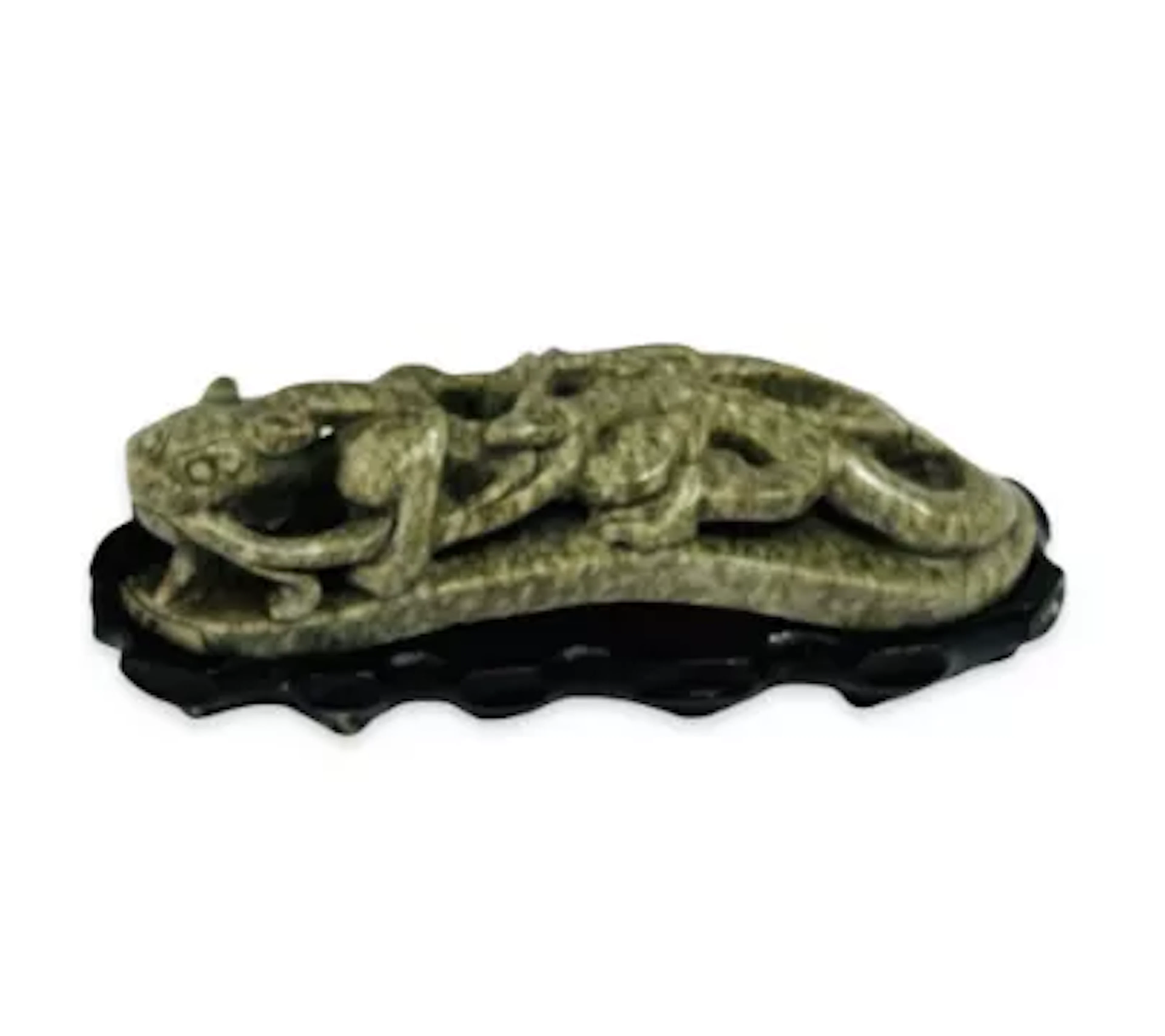 A CHINESE QING DYNASTY JADE BELT HOOK