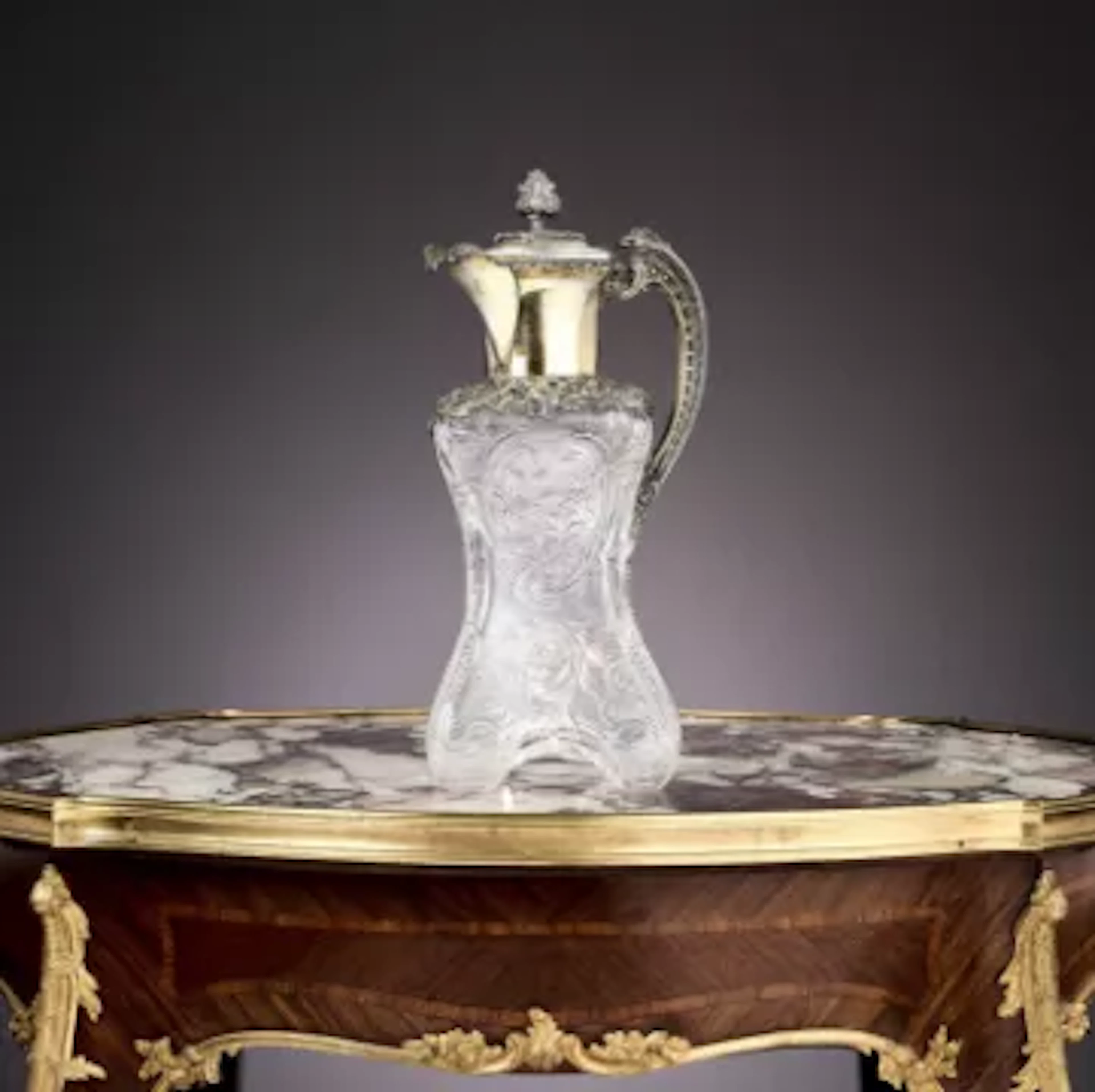 A FINE VICTORIAN SILVER MOUNTED 'ROCK CRYSTAL' STYLE CLARET JUG C. 1900