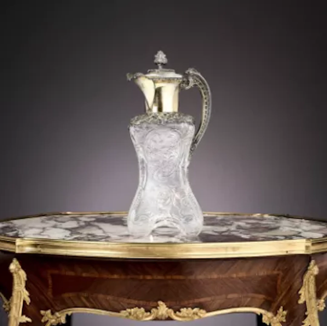 A FINE VICTORIAN SILVER MOUNTED 'ROCK CRYSTAL' STYLE CLARET JUG C. 1900