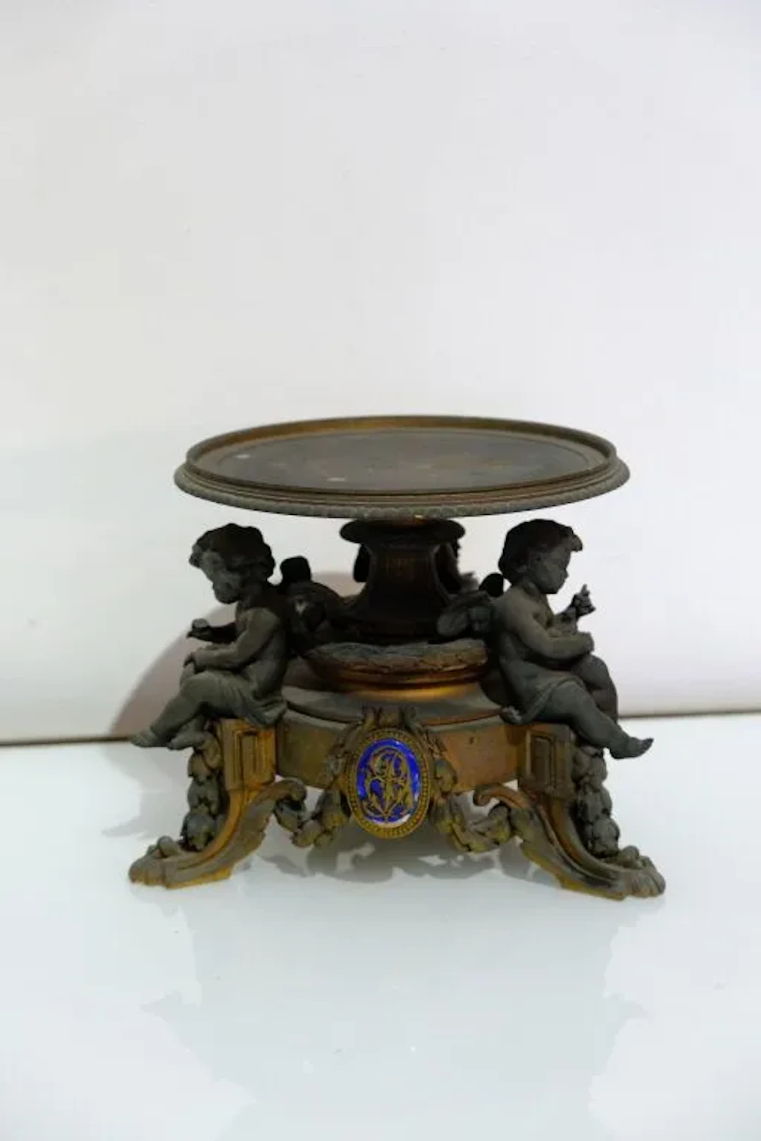 Centerpiece, pedestal, or tazza made of gilded or patinated bronze
