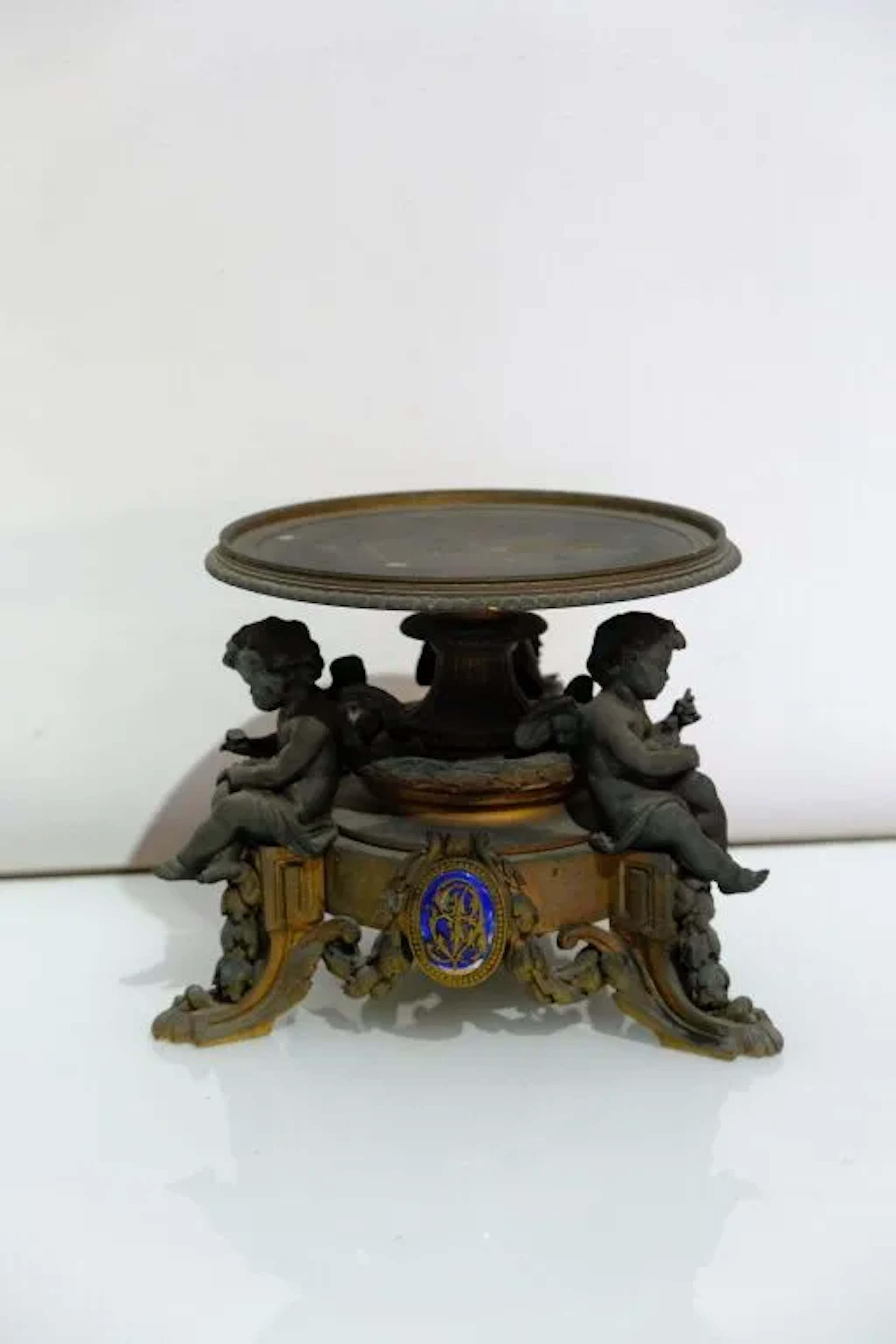 Centerpiece, pedestal, or tazza made of gilded or patinated bronze