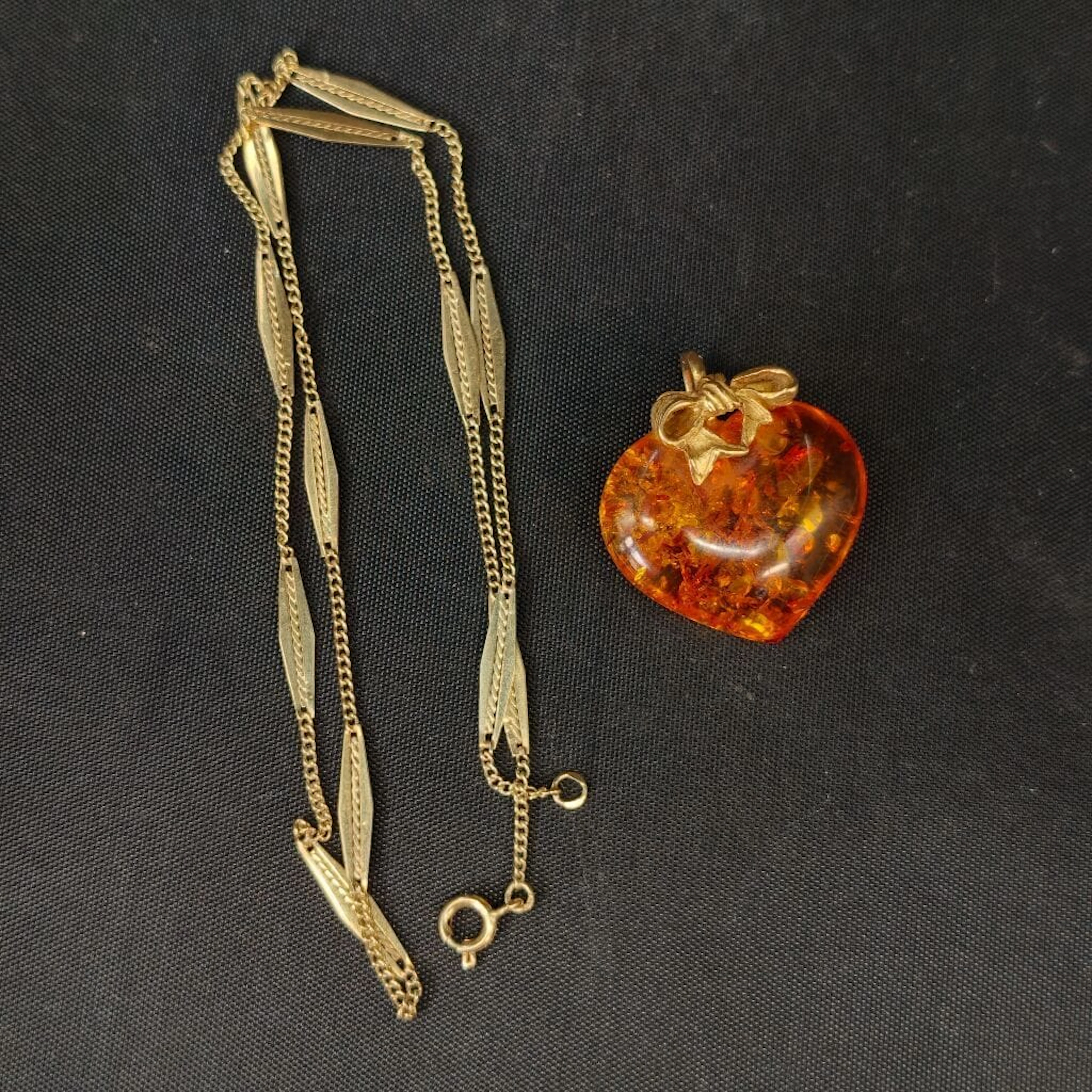A 750‰ yellow gold pendant consisting of a loop with a knot motif