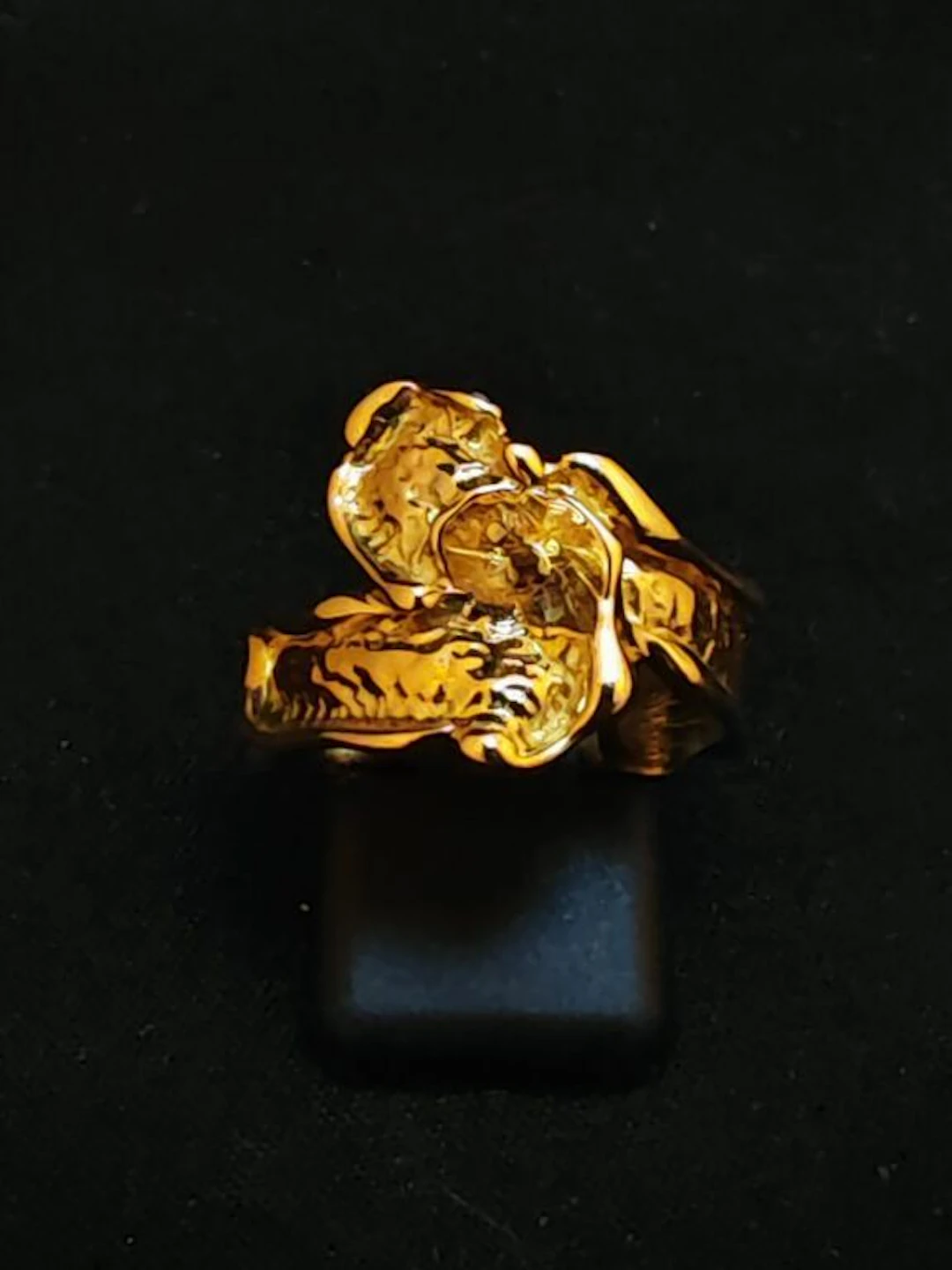 * 750‰ yellow gold ring setting for an 8- to 10-mm pearl. Net weight: