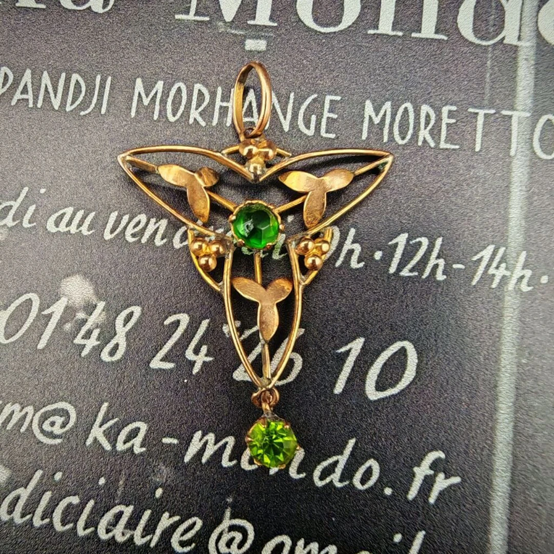 Small naturalistic pendant made of 375‰ gold alloy, openwork and adorned
