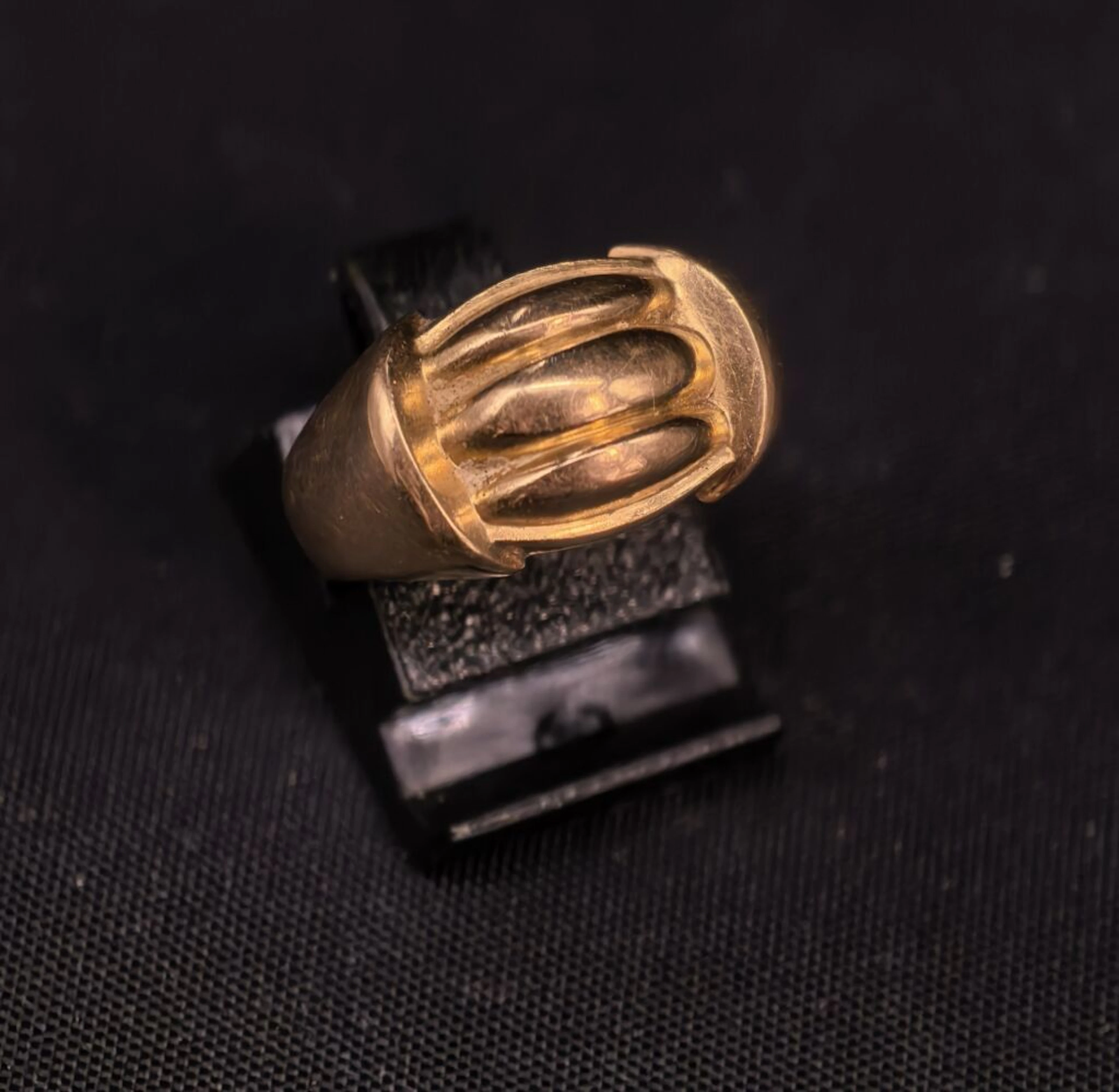 750‰ gold ring with a fluted design. Net weight: 5.9 g.
