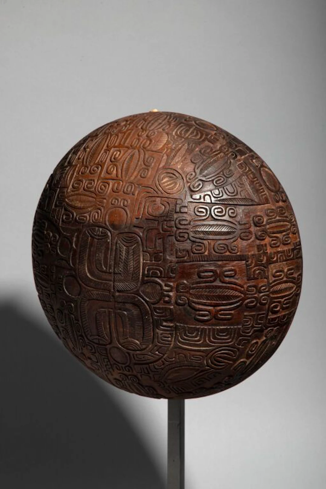 A bowl entirely decorated with traditional relief motifs. Wood with