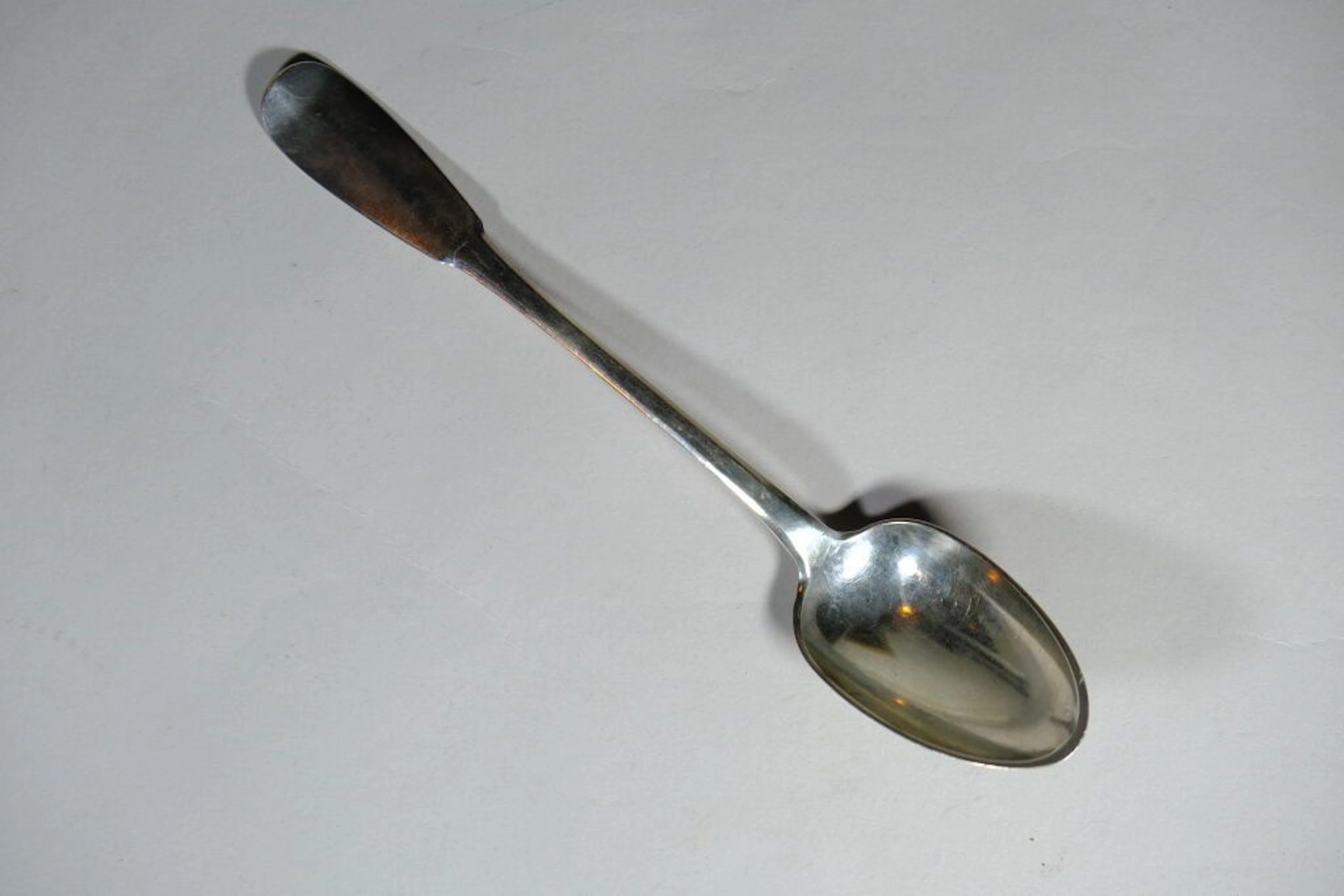 Large stew spoon in 958/1000 silver, Uniplat model, marked "G.B.".