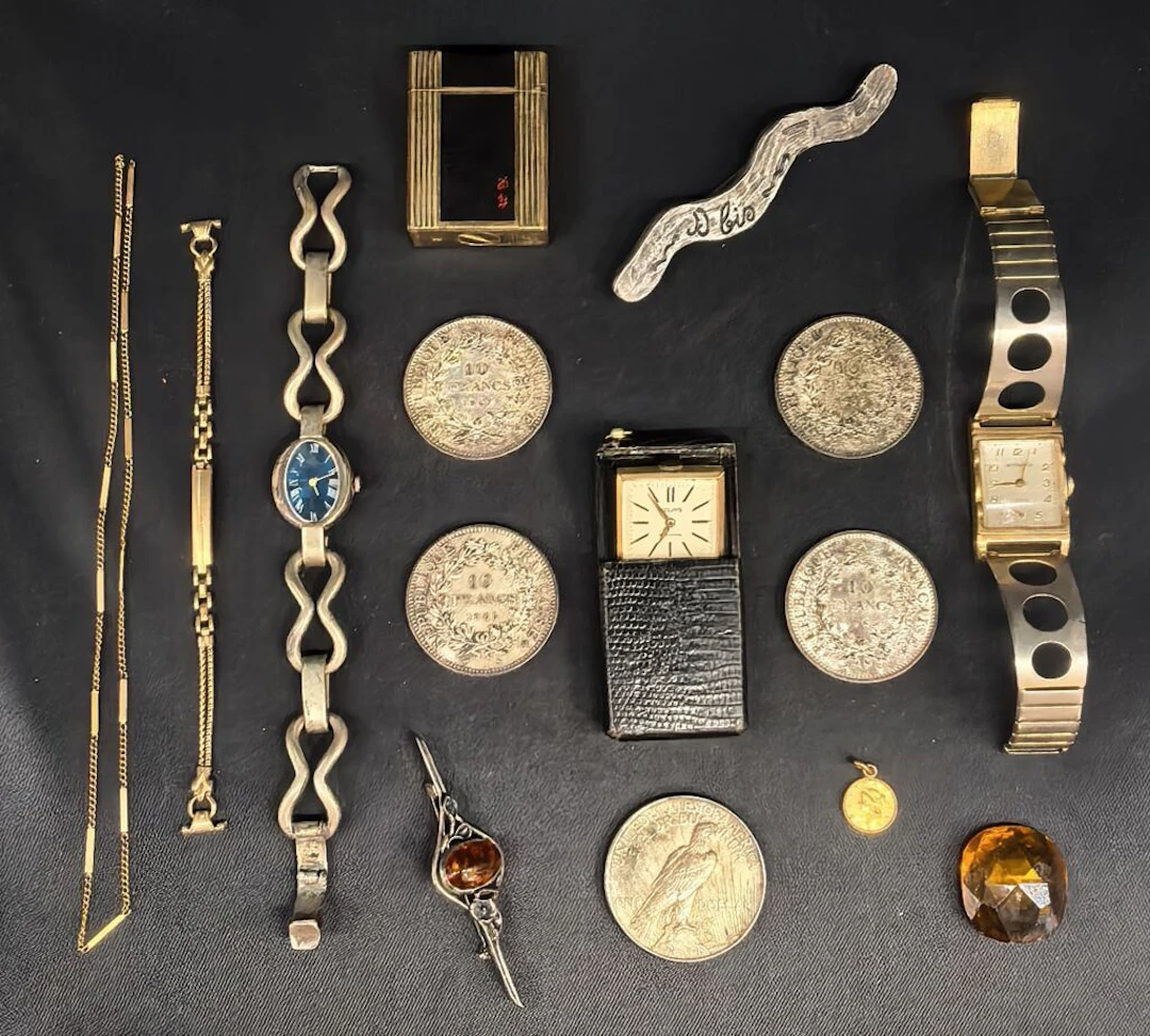 An extraordinary lot consisting of: - 4 French 5-Franc silver coins;