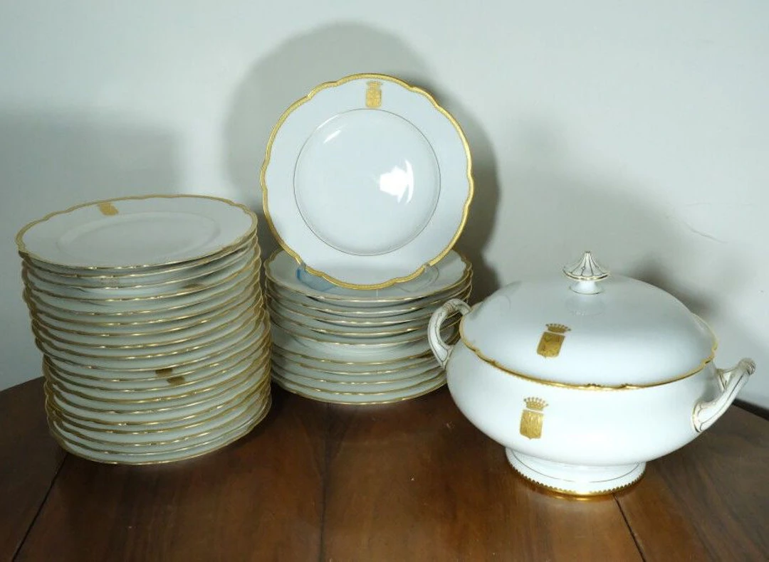 Porcelain dinner service from Lerosey on Rue de la Paix in Paris