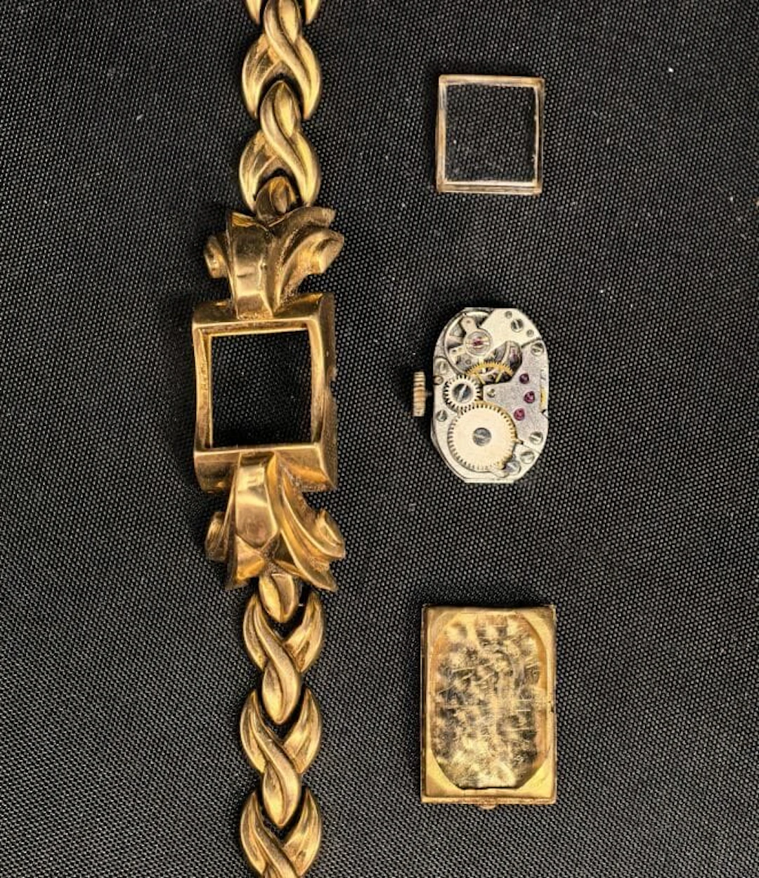 Women's wristwatch in 750‰ yellow gold with a wheat-pattern design