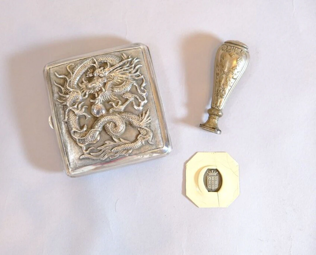 INDOCHINA. Cigarette case in 800/1000 silver, with repoussé decoration
