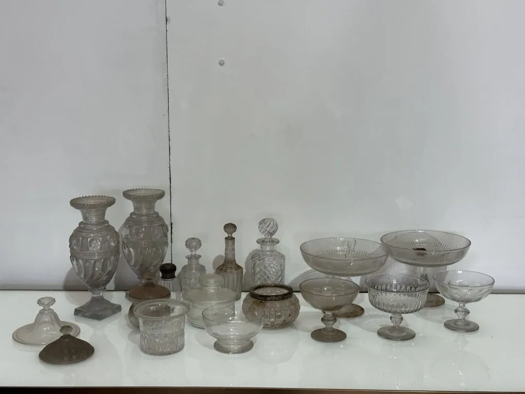 Weight ??? Set of cut glass and crystal comprising: two fruit bowls