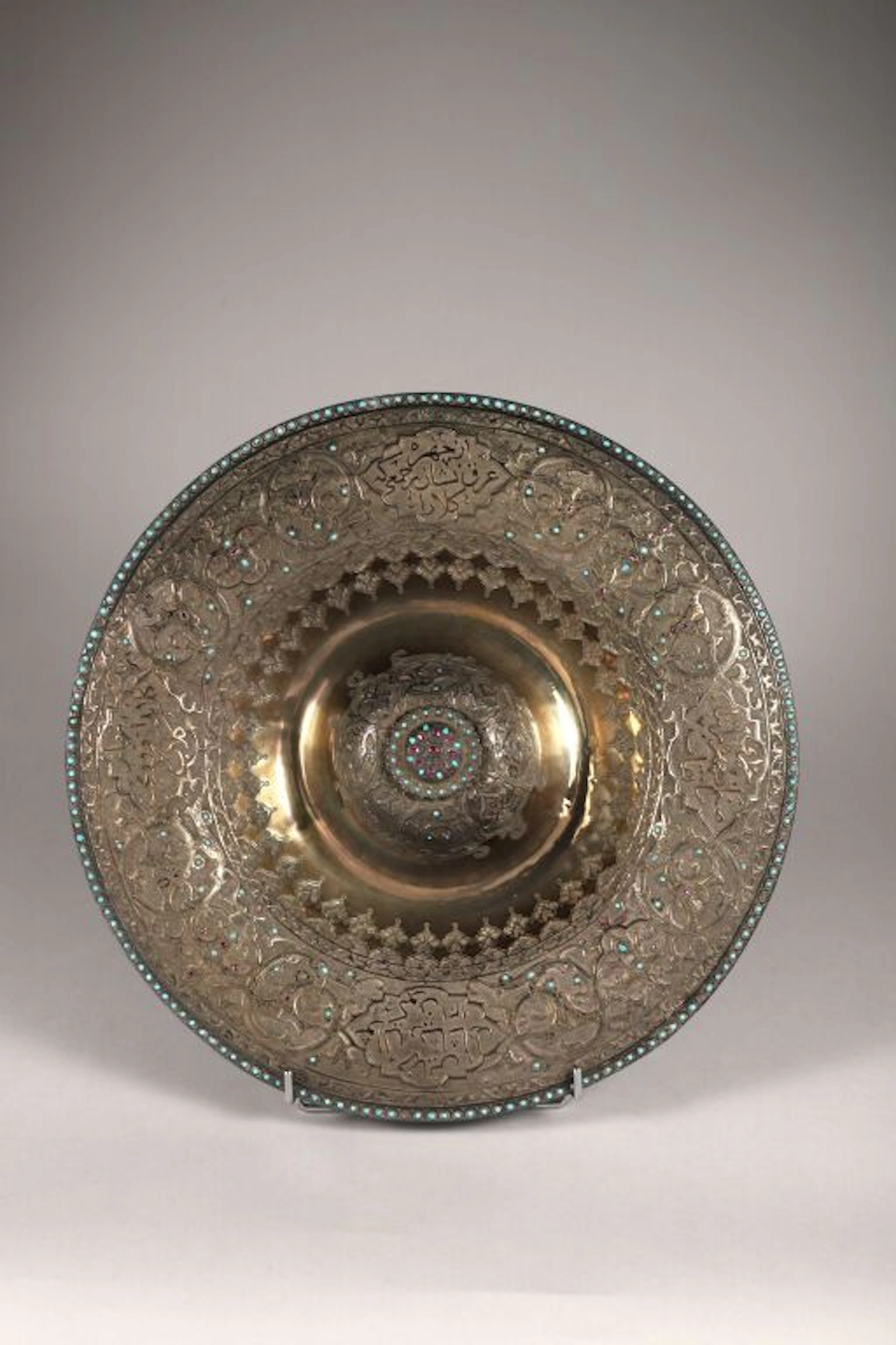 Large, circular ornamental dish made of repoussé 800‰ silver, decorated