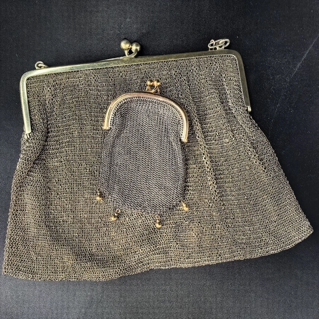 Set of two chain-mail pouches in gold and silver: - An 800‰ silver