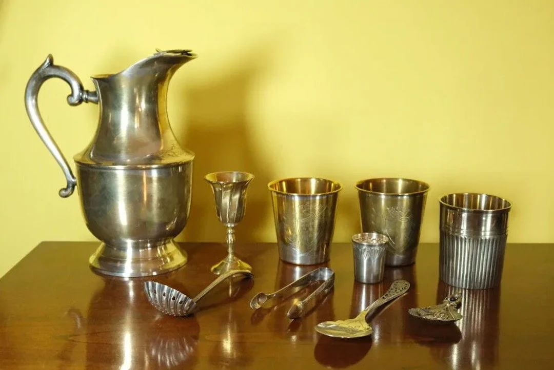 Silver plated metal set including: a small cup, a Louis XVI-style