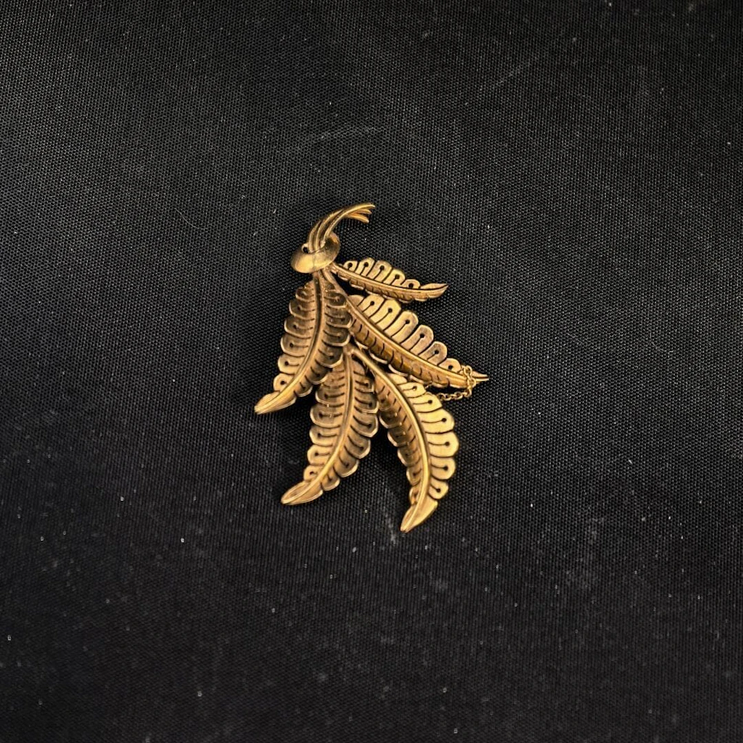750‰ gold brooch. Net weight: 9.5 g.