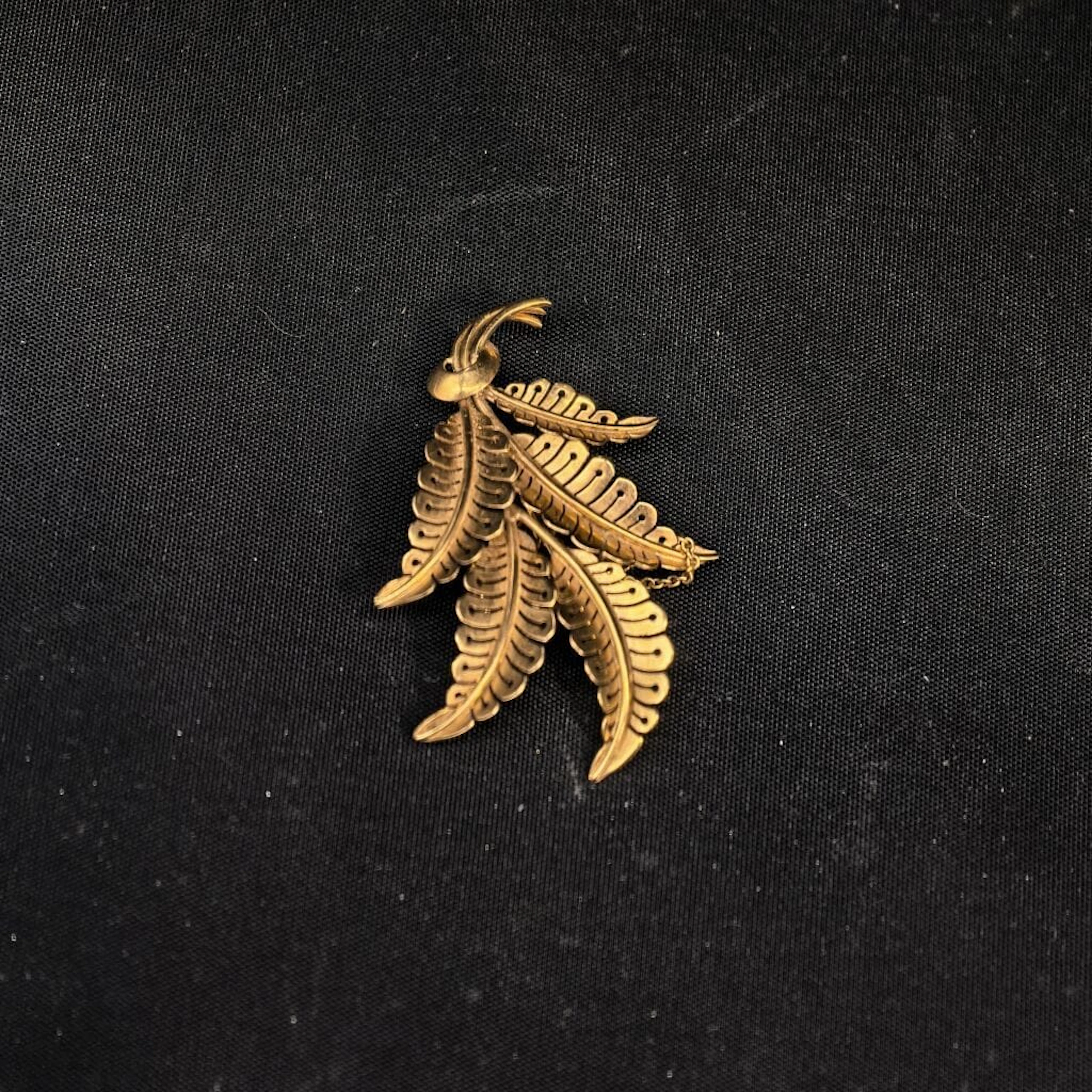 750‰ gold brooch. Net weight: 9.5 g.