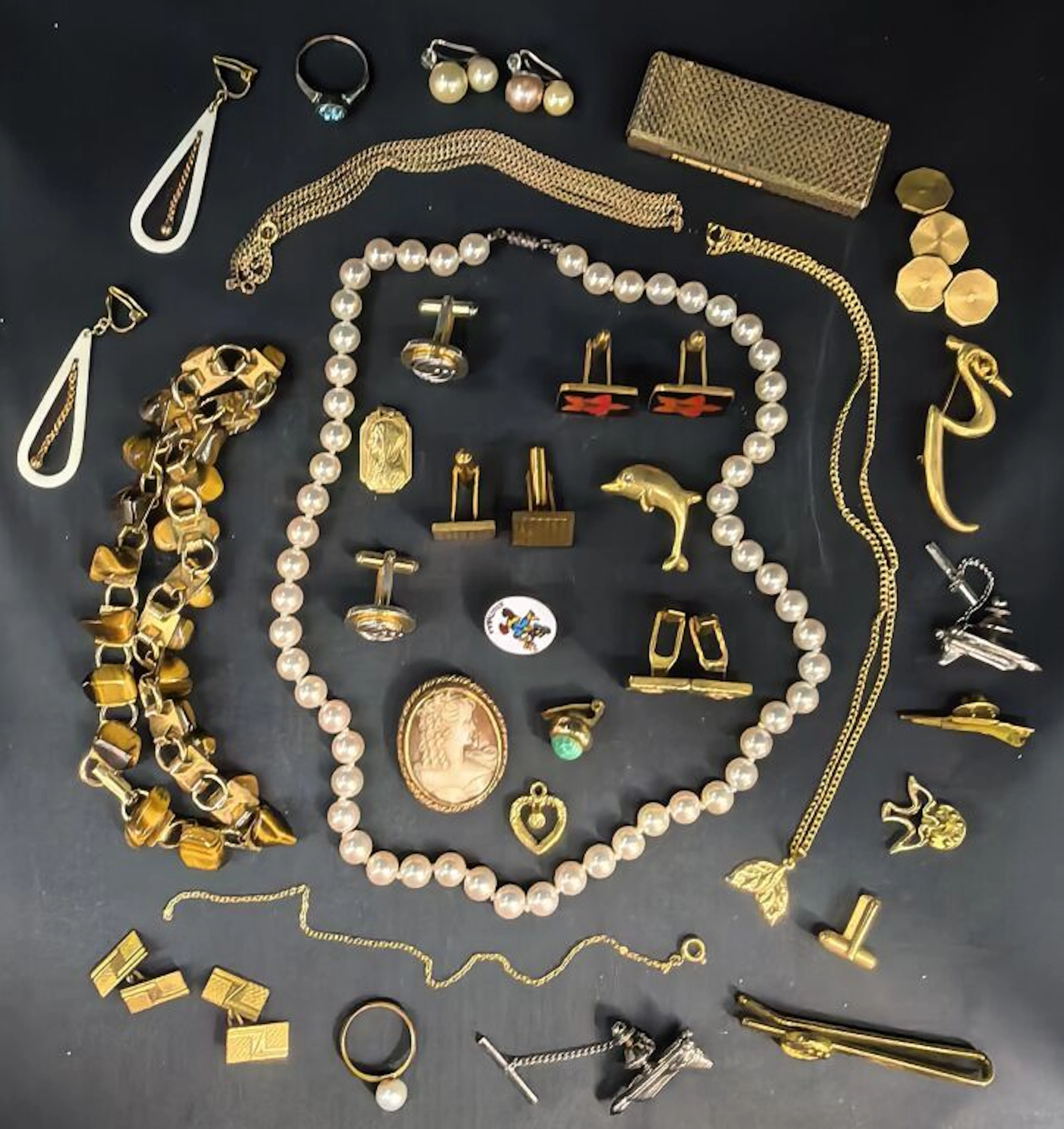 A set of costume jewelry, imitation pearl necklaces, brooches, accessories