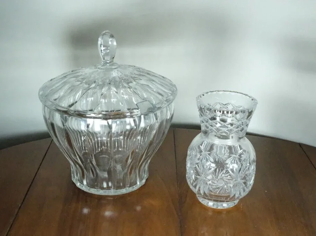 Cut crystal set including: - a large covered punch bowl. 30 x 24 cm.