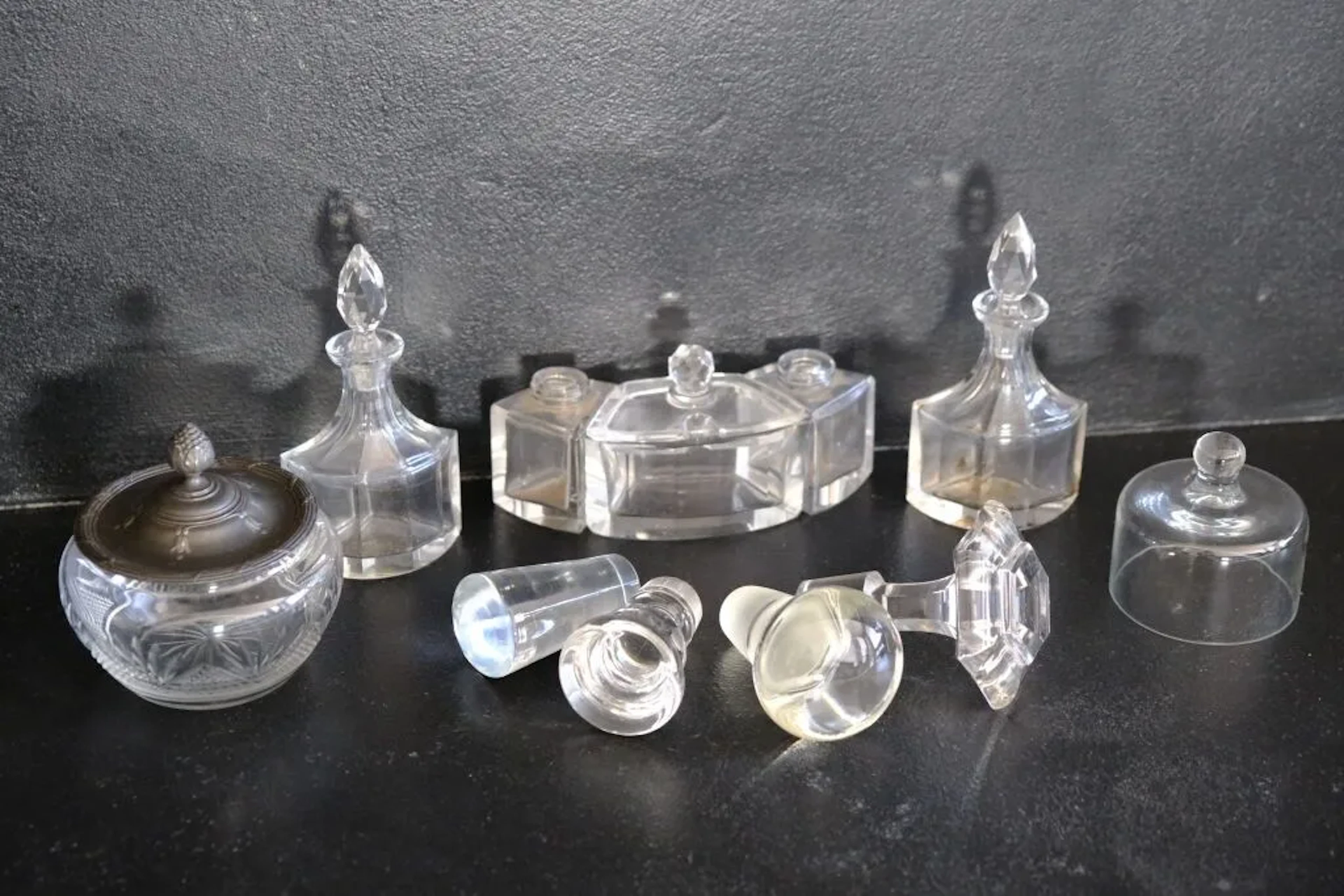 Small crystal set consisting of: - four carafe stoppers. - a small