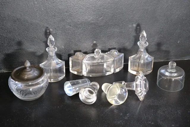 Small crystal set consisting of: - four carafe stoppers. - a small