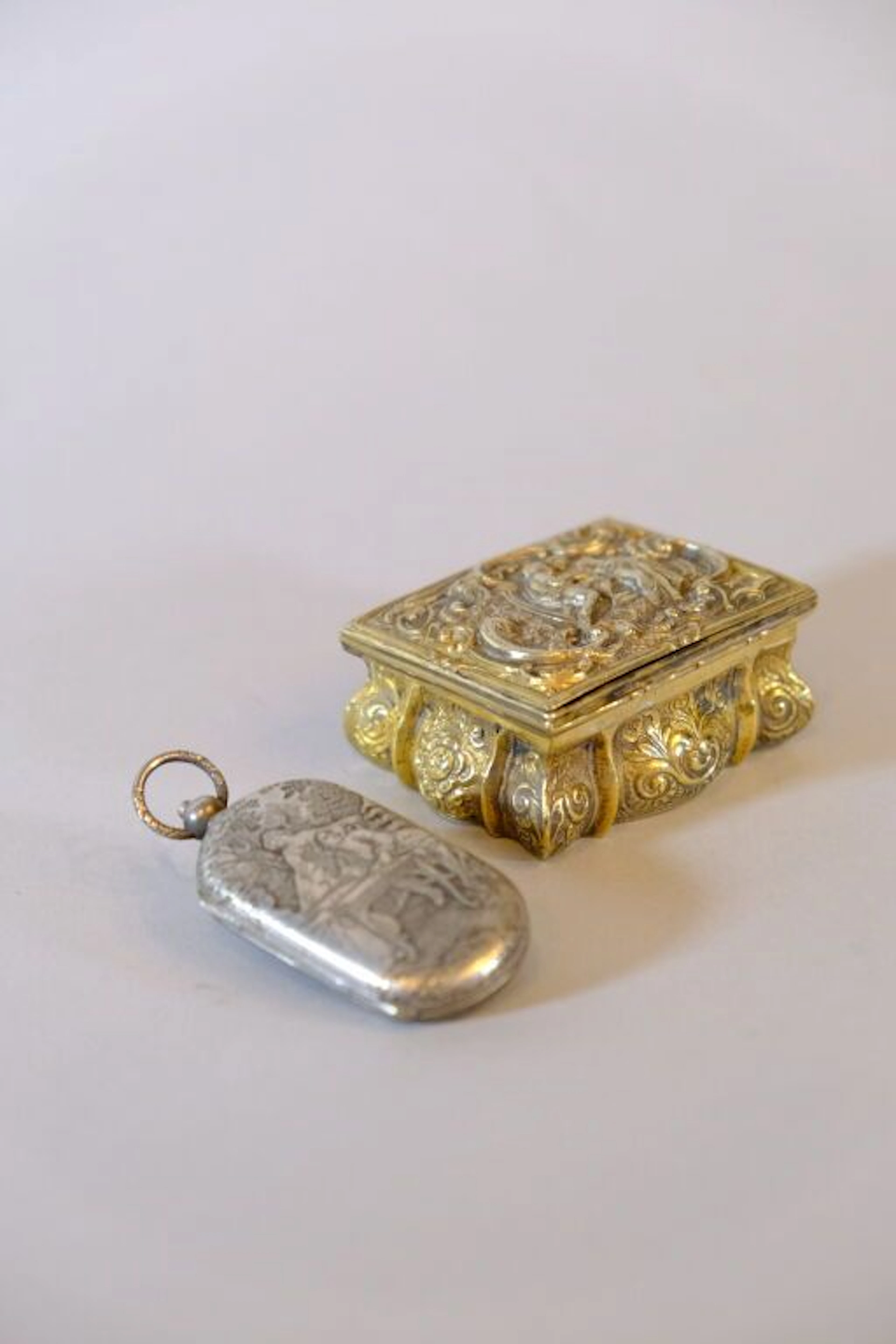 A small set in silver plated and gold plated metal, consisting of: