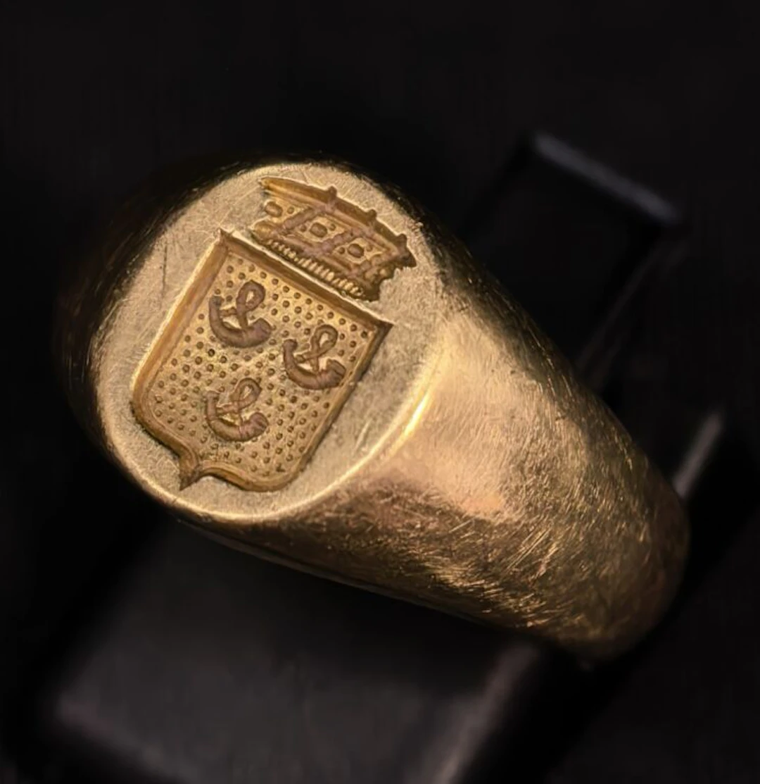 Women's signet ring in 750‰ gold, decorated with a coat of arms. Net