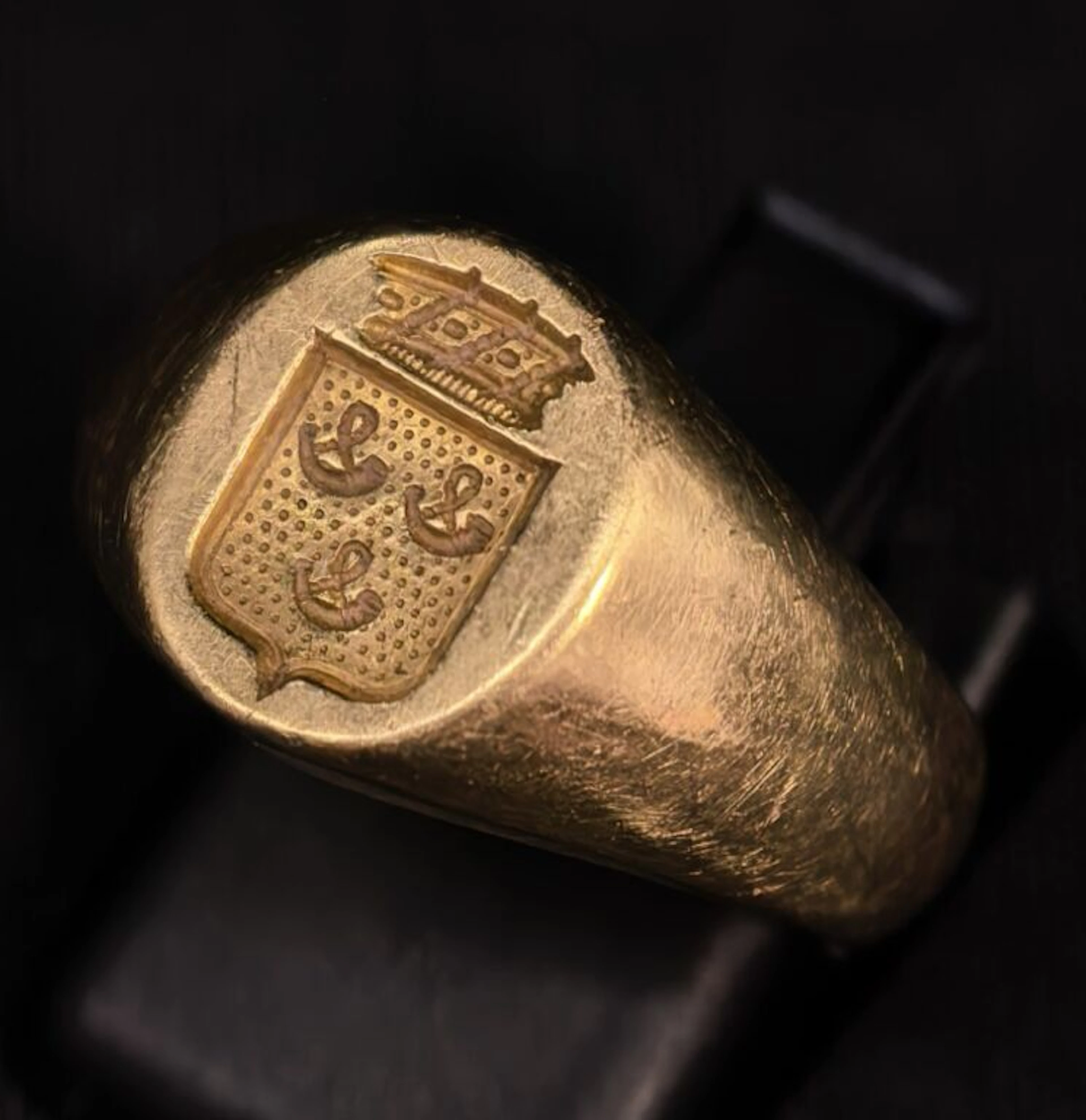 Women's signet ring in 750‰ gold, decorated with a coat of arms. Net