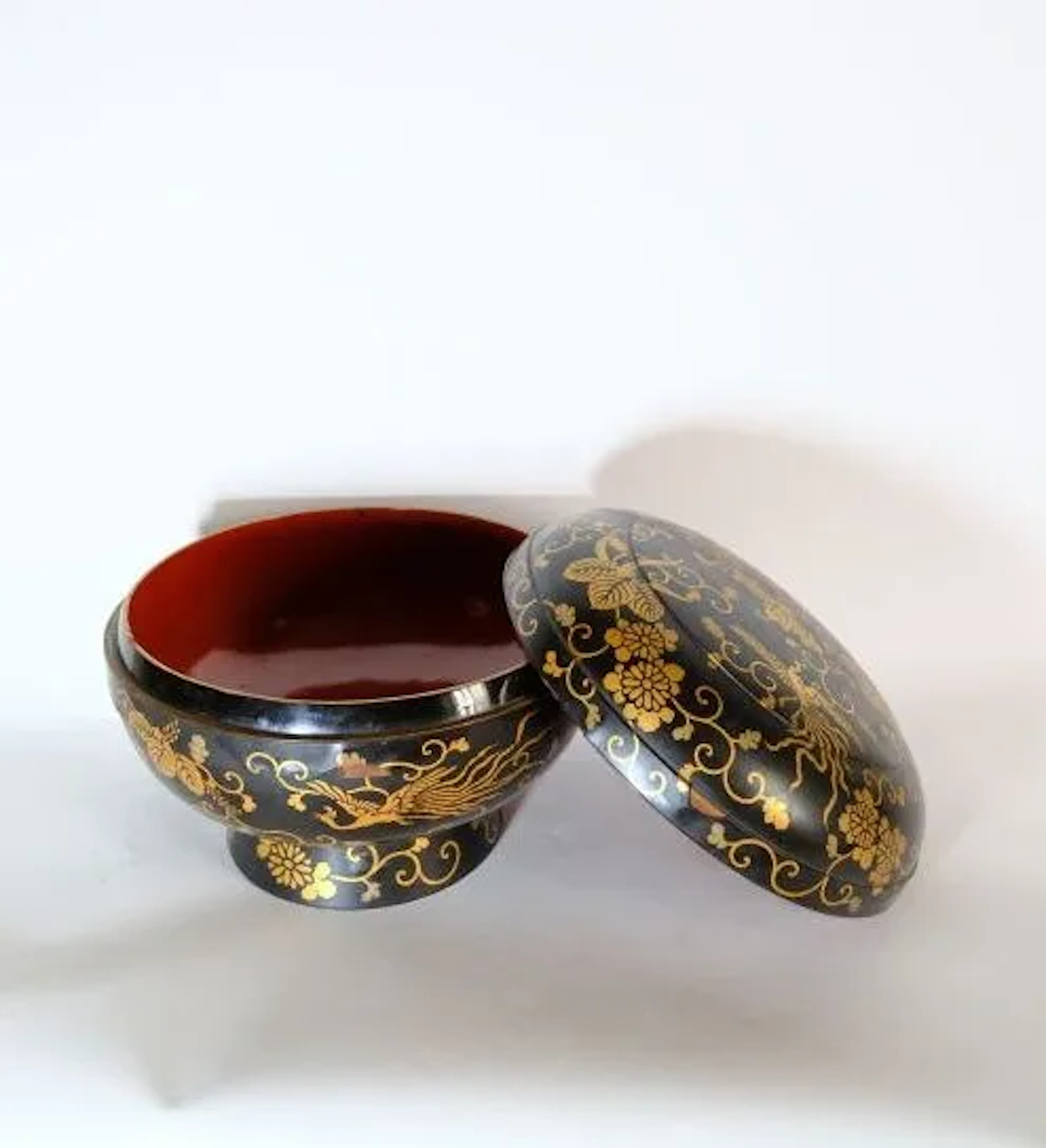 JAPAN. A cylindrical, lidded box resting on a base, made of gold-lacquered