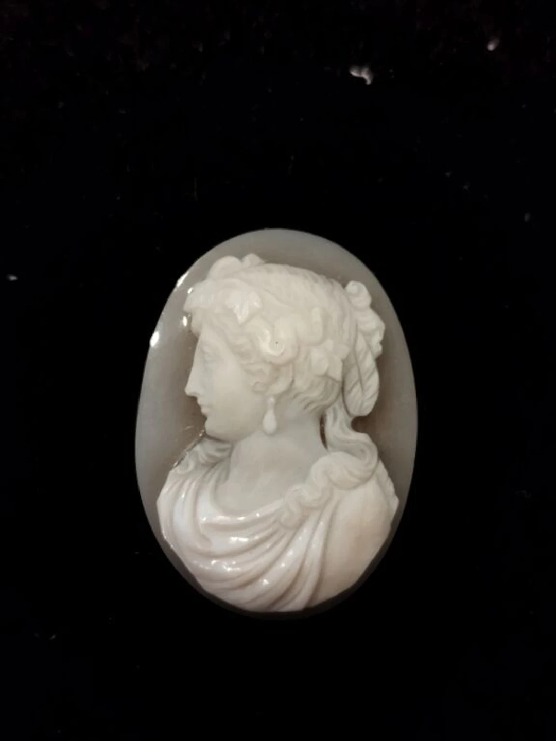 Double-layered agate cameo depicting a young woman with her head turned