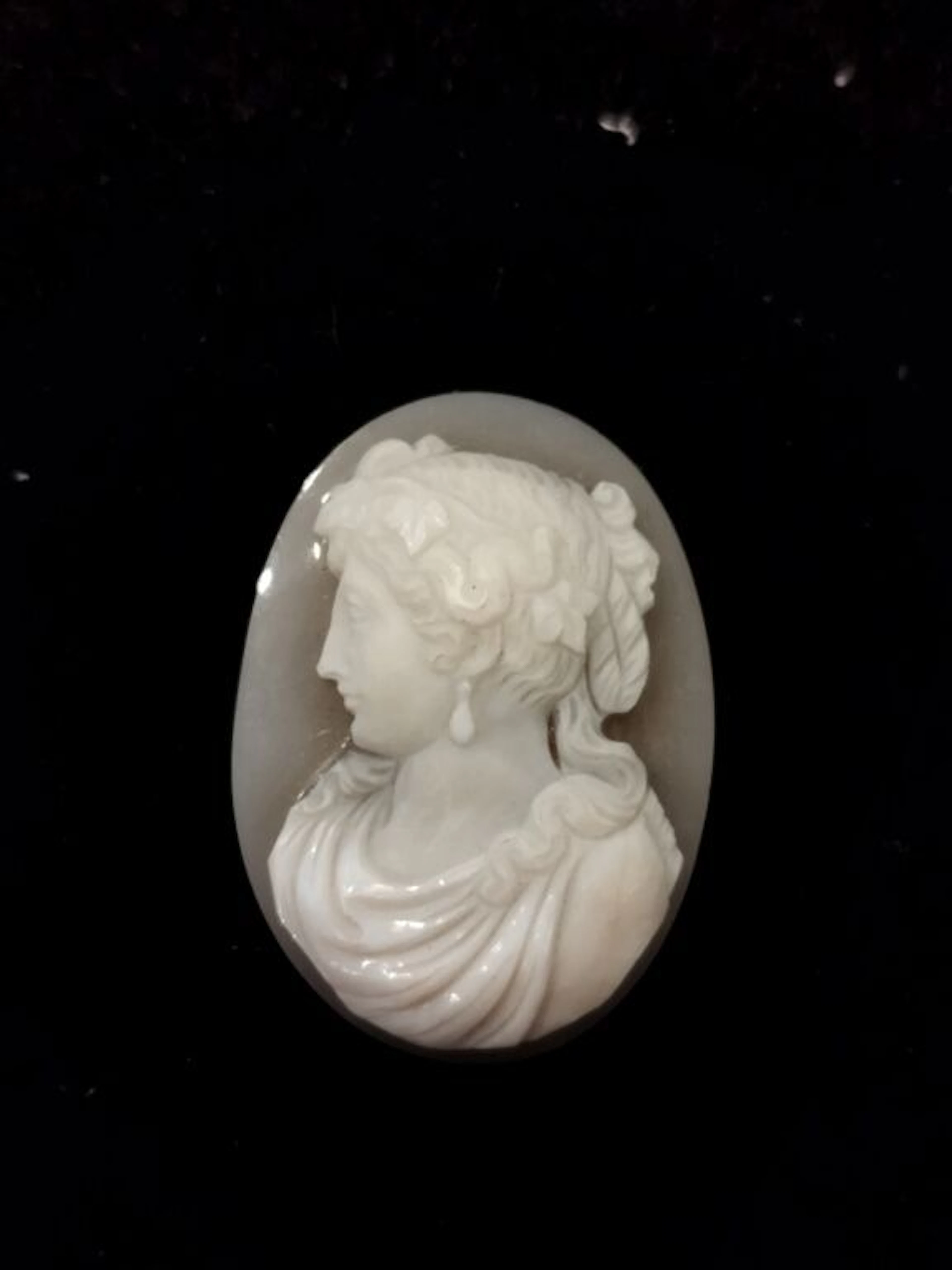 Double-layered agate cameo depicting a young woman with her head turned