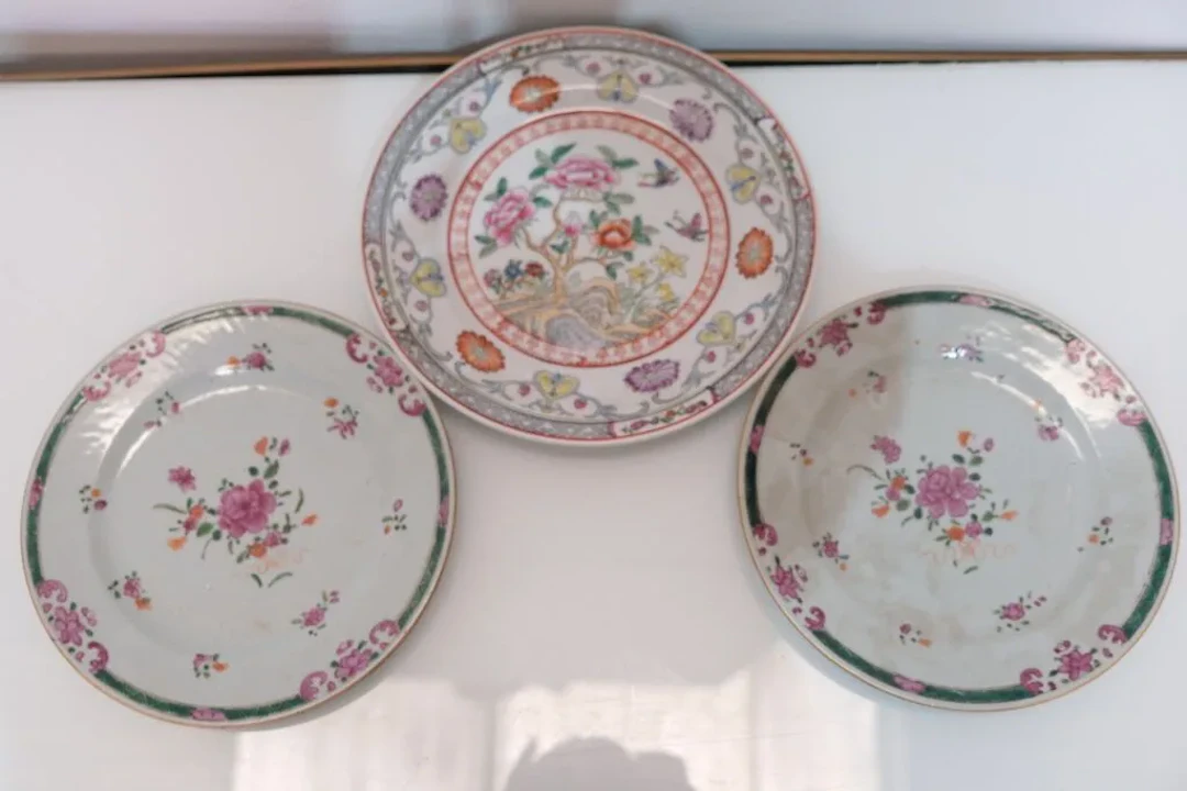 CHINA. Pair of glazed porcelain plates with a polychrome and gold