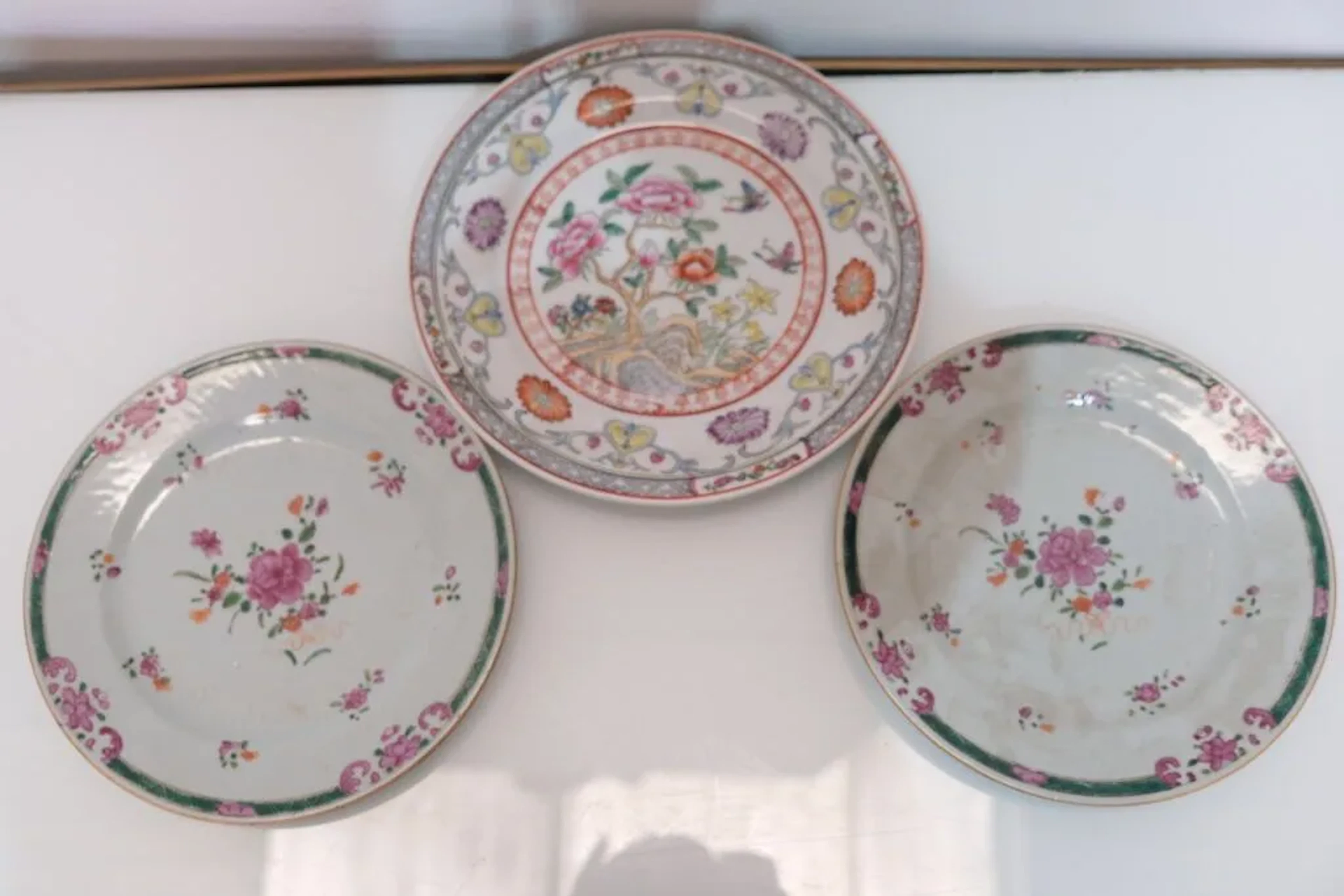CHINA. Pair of glazed porcelain plates with a polychrome and gold