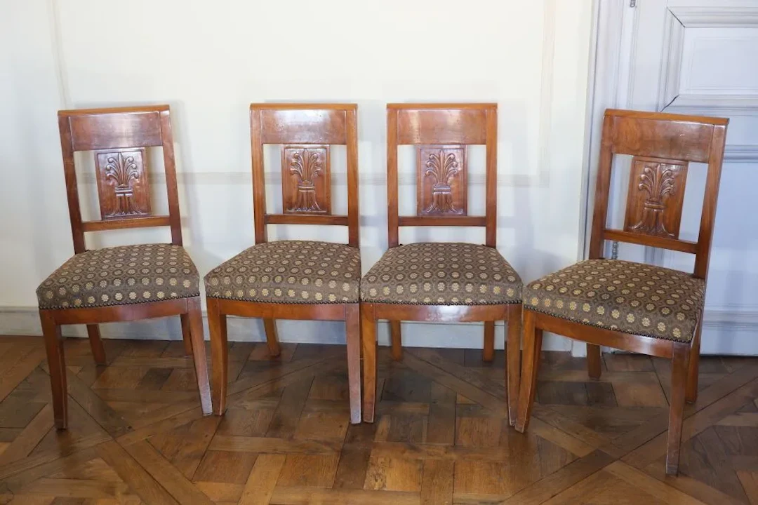 Set of four Directoire-style chairs made of veneered wood, with openwork