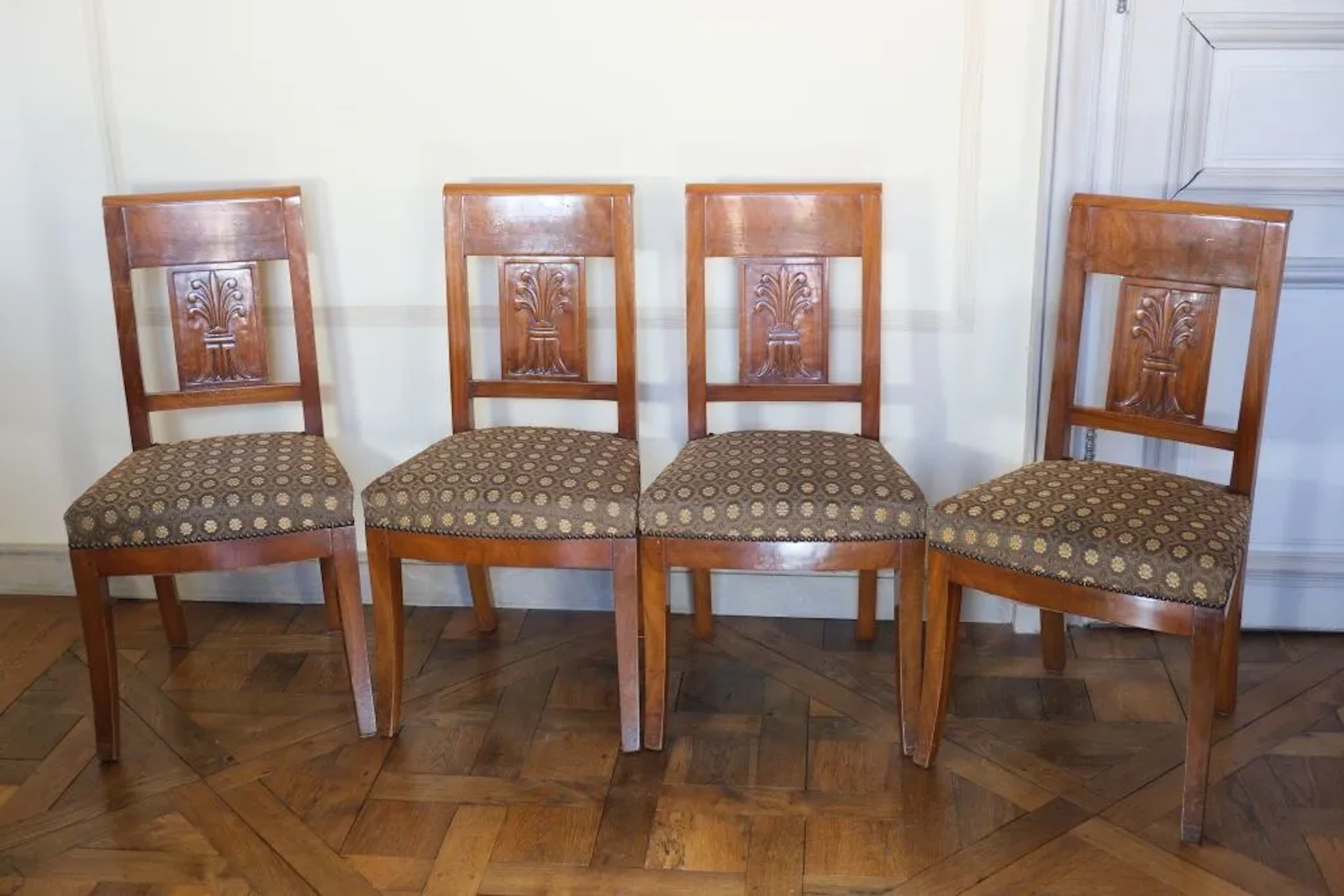 Set of four Directoire-style chairs made of veneered wood, with openwork