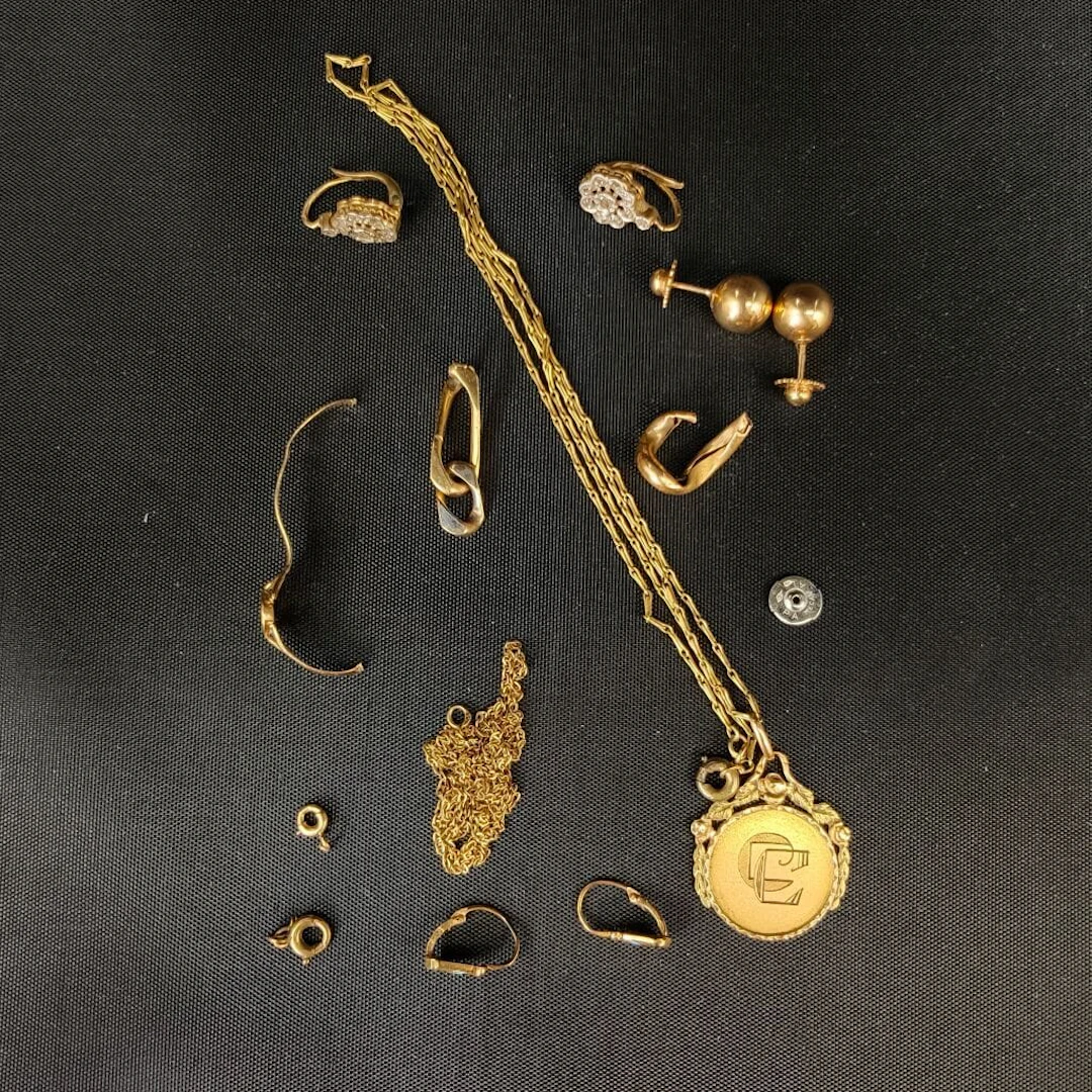 Assortment of scrap, but made of 750‰ yellow gold, including remnants