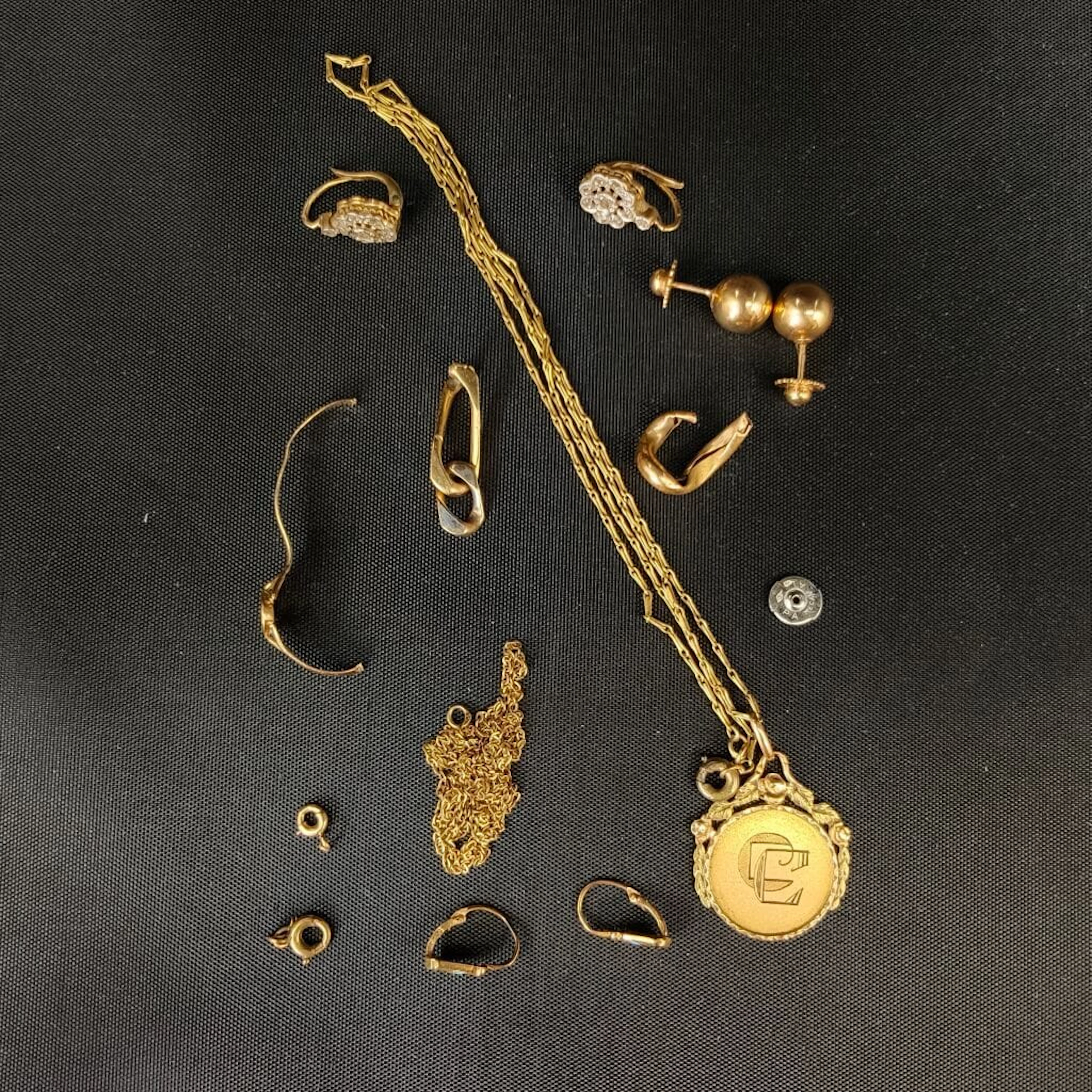 Assortment of scrap, but made of 750‰ yellow gold, including remnants
