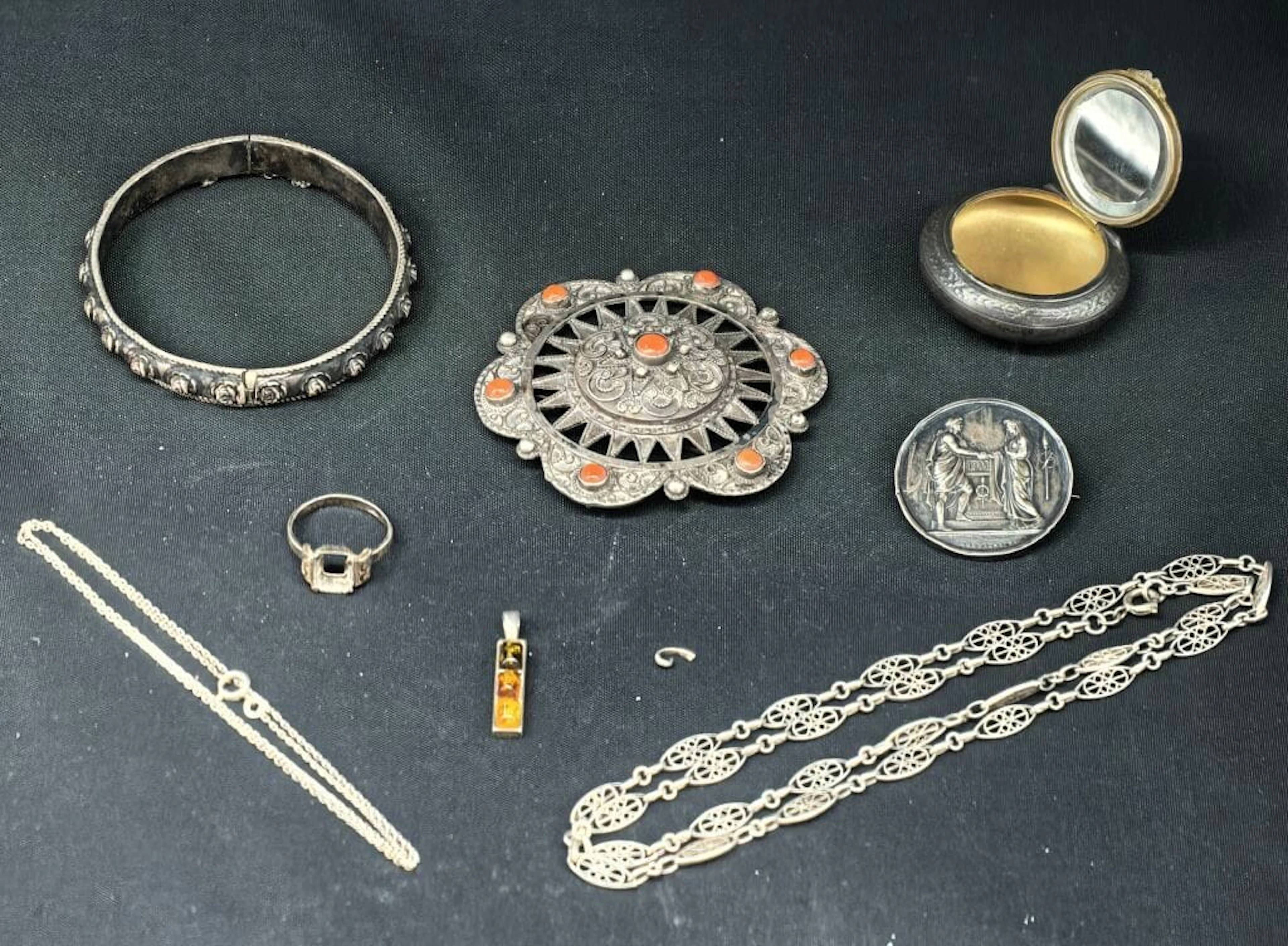 A set of 800‰ silver jewelry—see the attached image. Total gross weight: