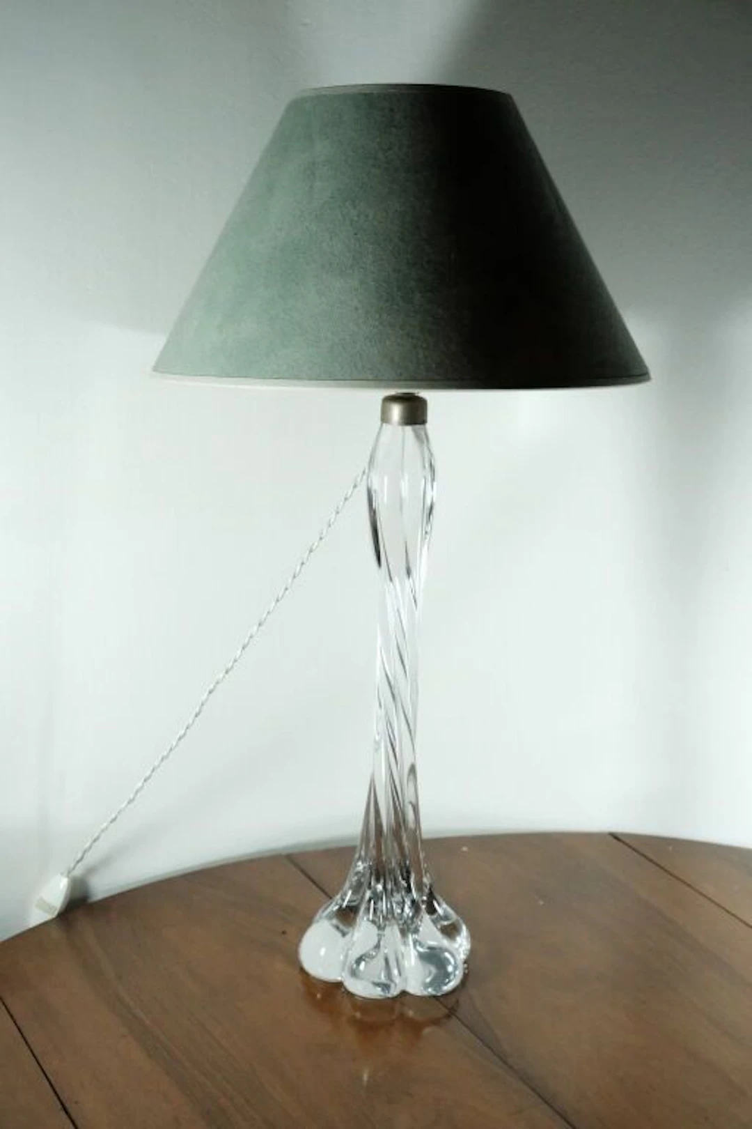 Crystal living room lamp with a twisted stem. H: 48 cm. Items must