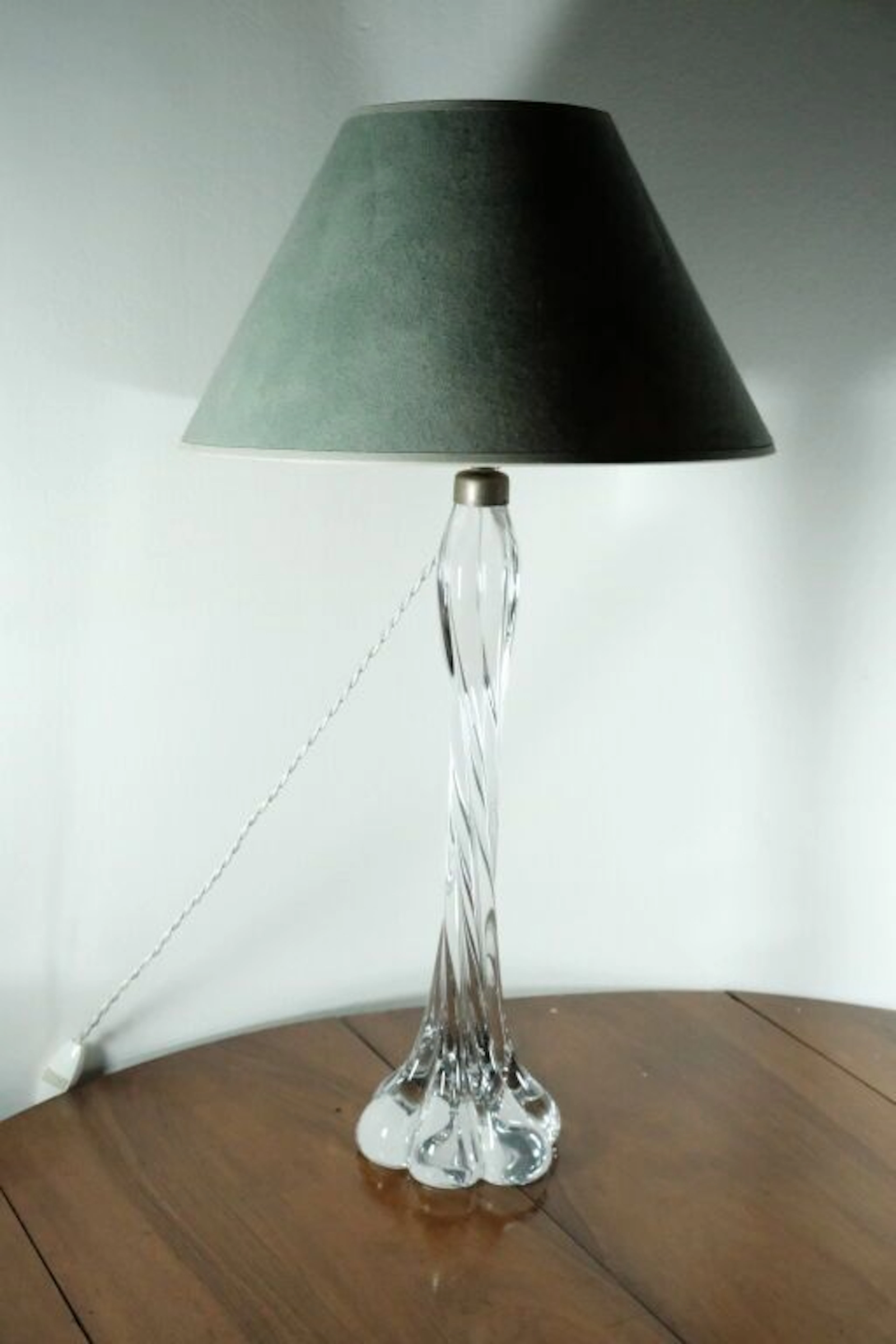 Crystal living room lamp with a twisted stem. H: 48 cm. Items must