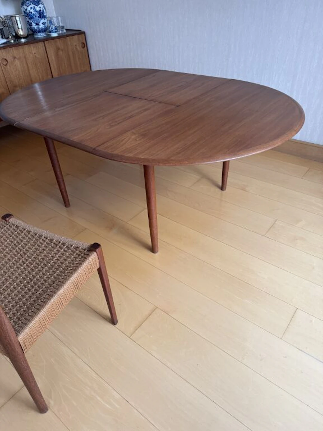 Arne HOVMAND-OLSEN (1919–1989). Teak dining table, Mogens Kold edition;