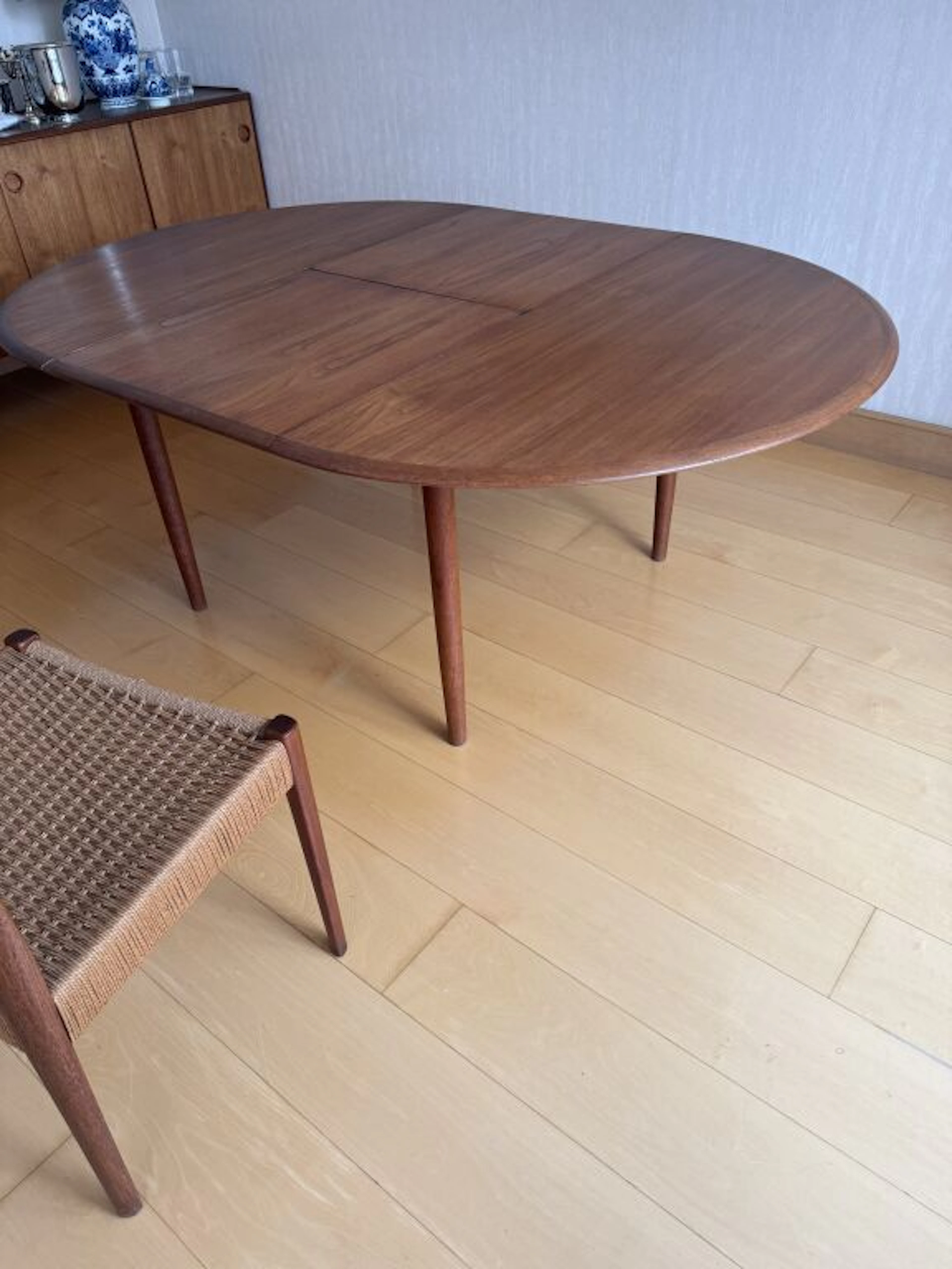 Arne HOVMAND-OLSEN (1919–1989). Teak dining table, Mogens Kold edition;