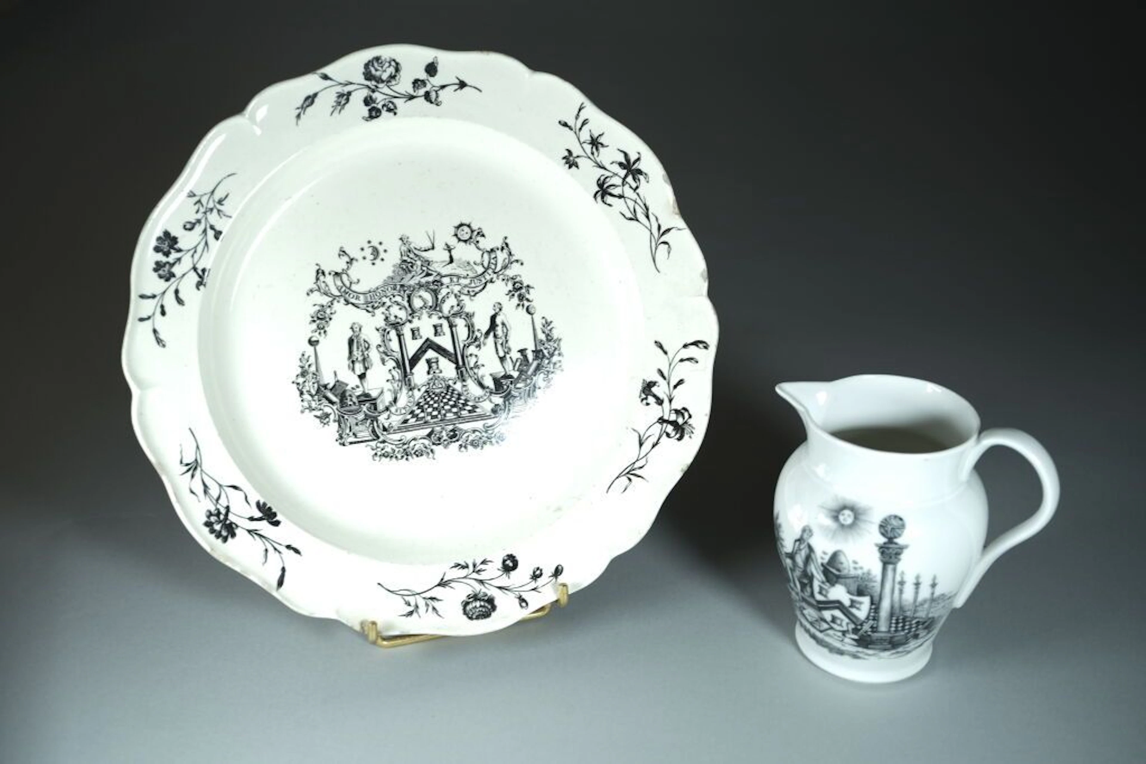 Set consisting of: - A flat plate made of fine Liverpool earthenware