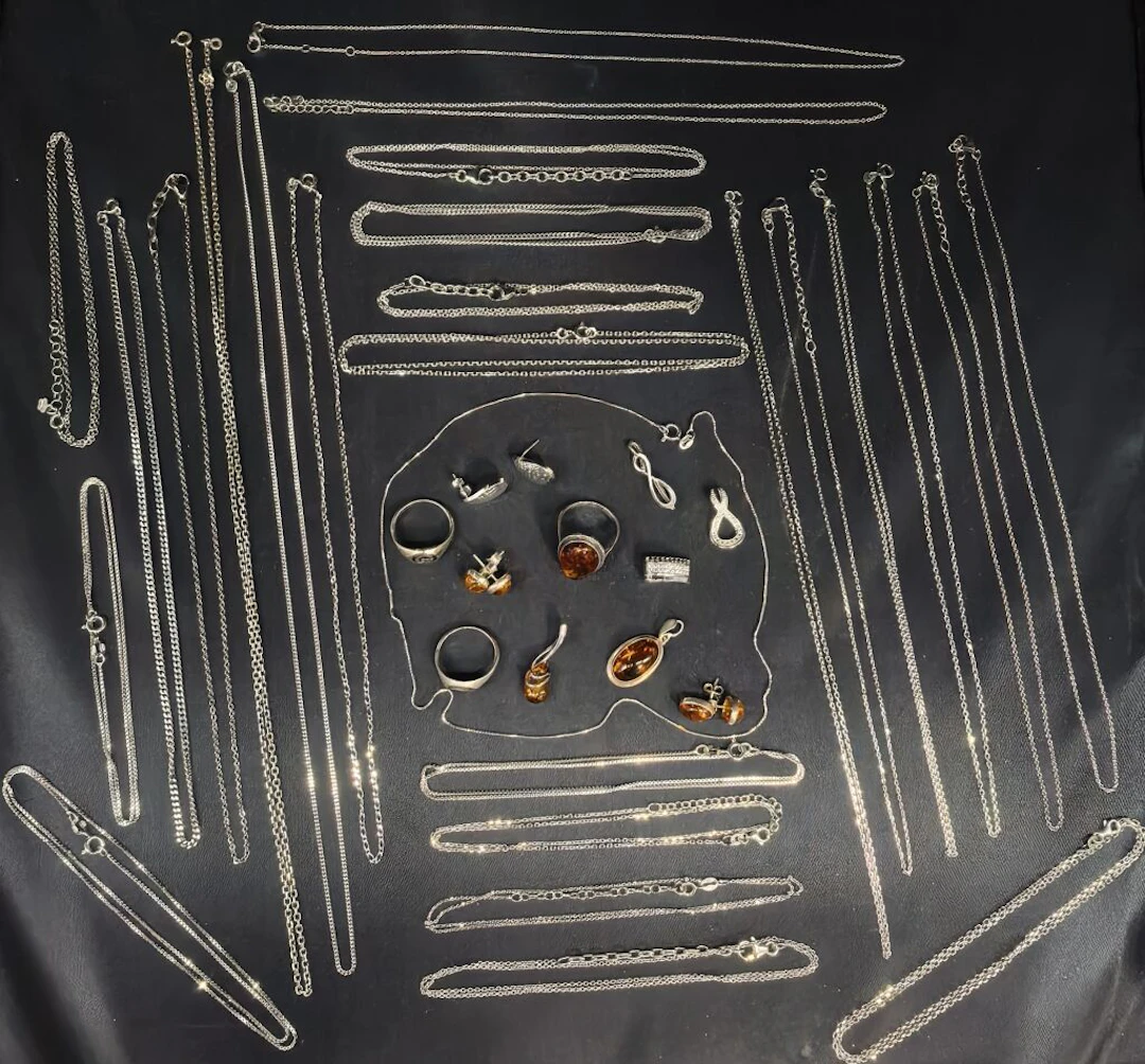 An incredible, like-new set of 26 800‰ (minimum) silver chains, all