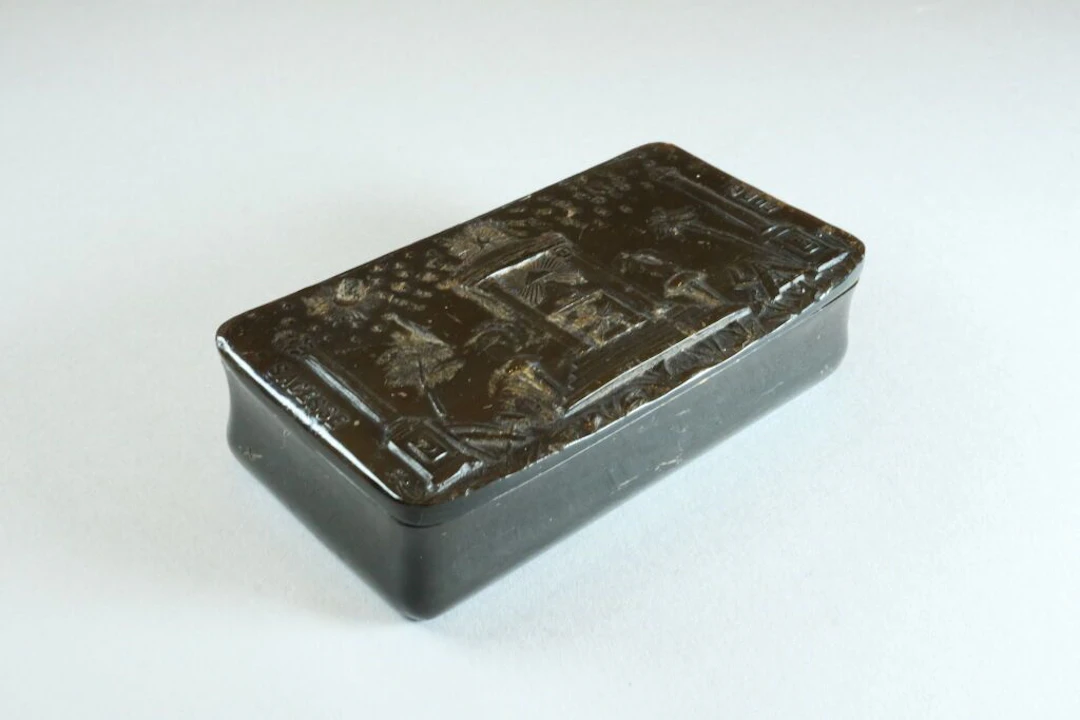 Rectangular snuffbox made of brown horn with Masonic decoration; its