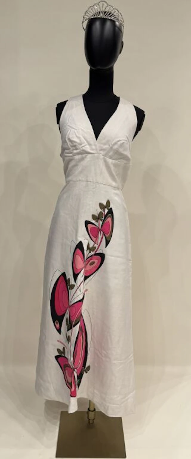 JACQUES HEIM Paris Long, sleeveless dress in ecru linen with a central