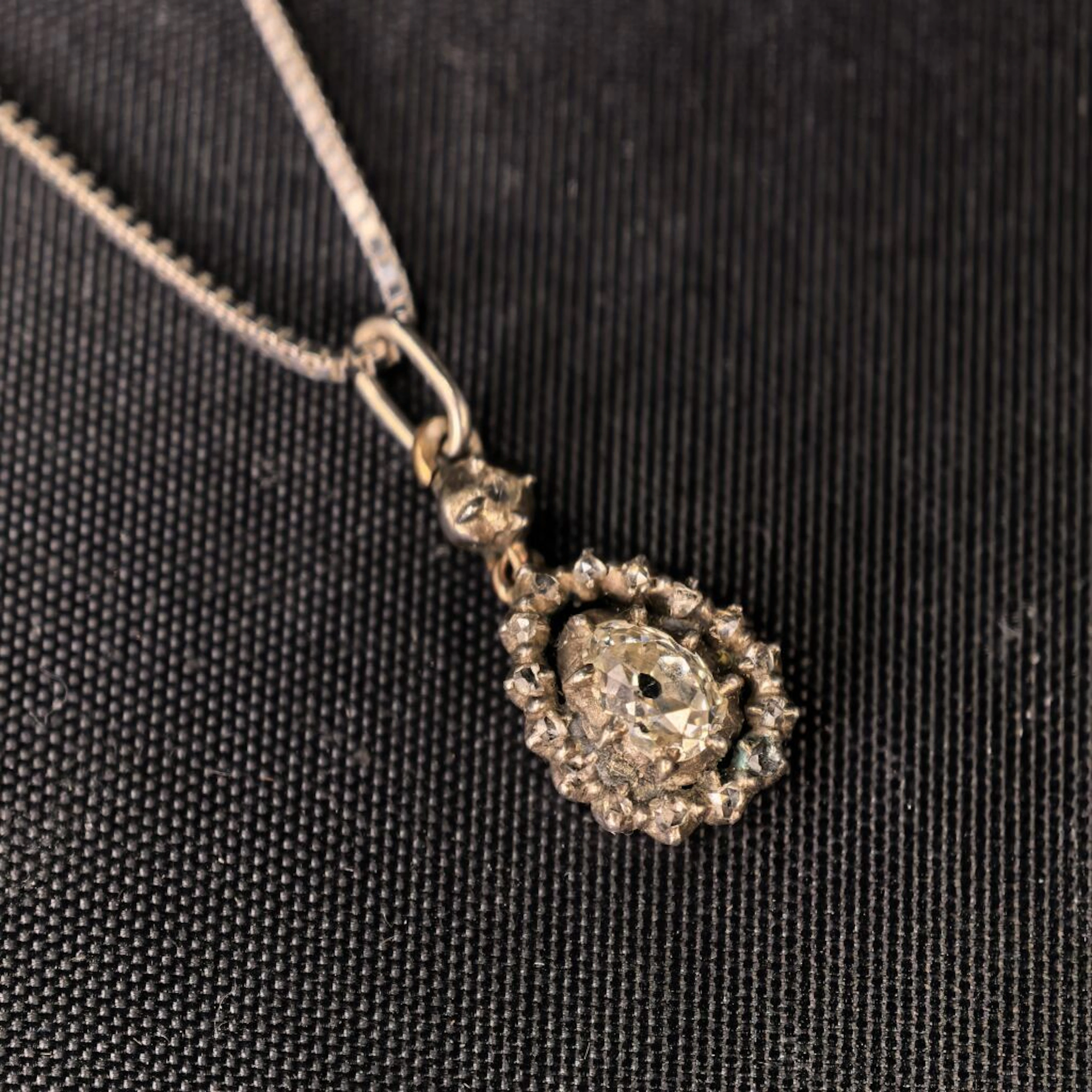 A pear-shaped pendant made of 750‰ gold and 800‰ silver, featuring