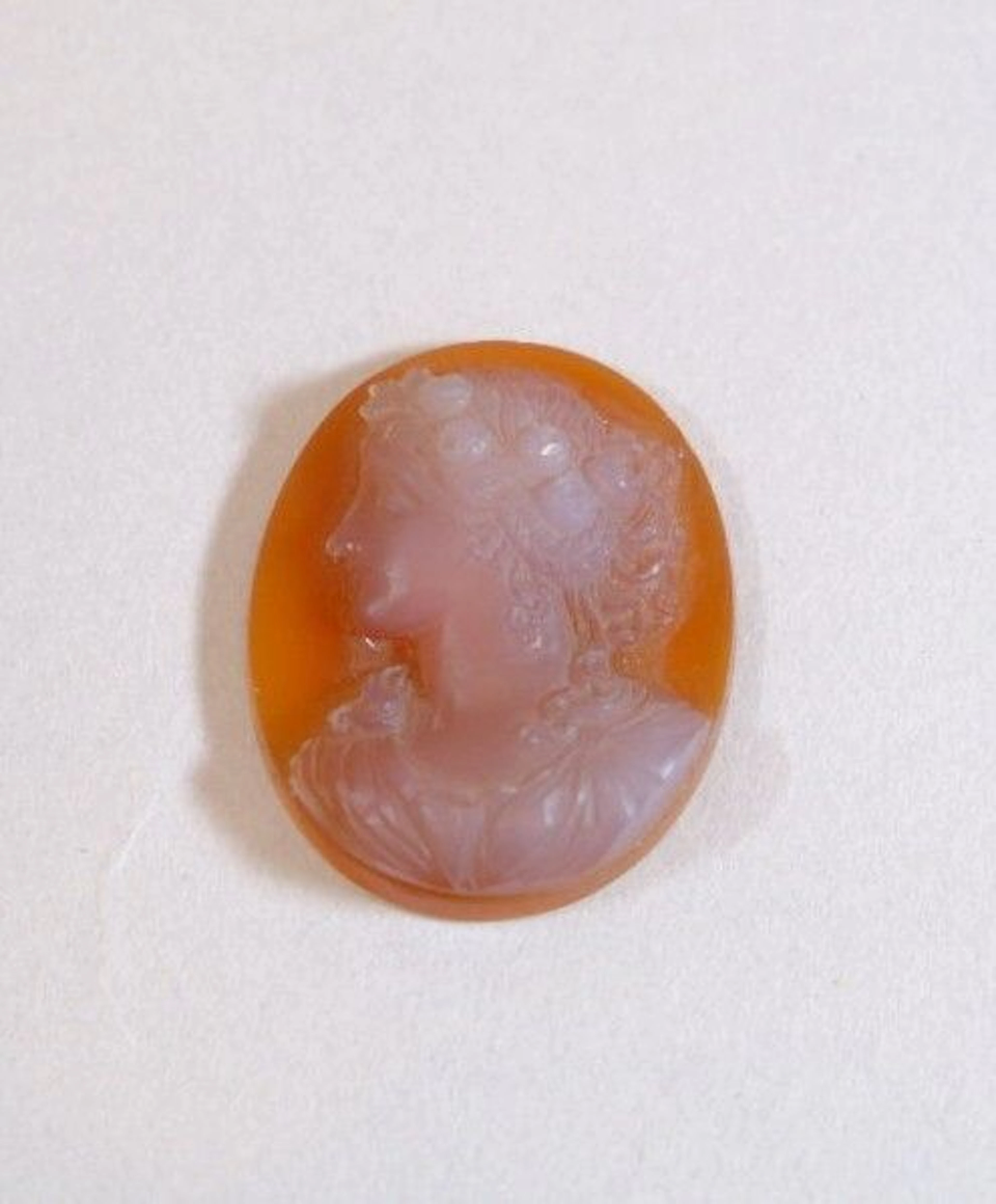 Agate cameo on polished and matte carnelian depicting a young woman