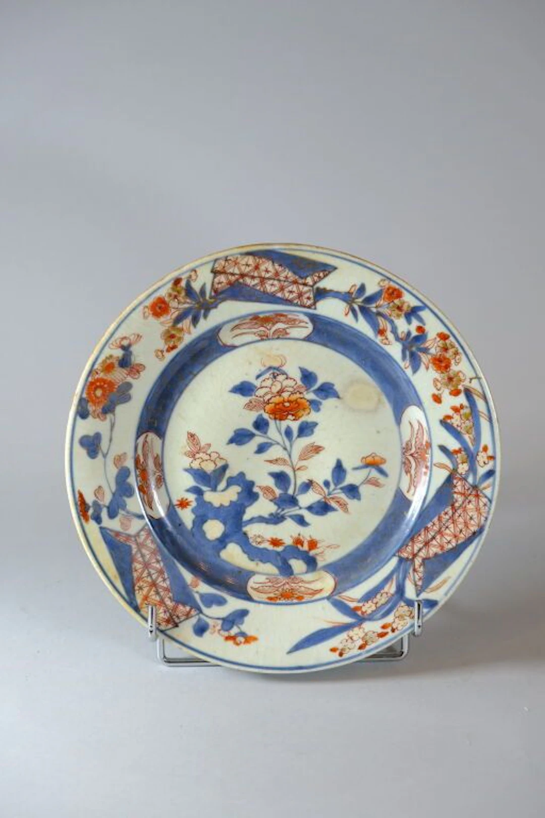 JAPAN, Imari. Round porcelain plate with an Imari plant motif in blue