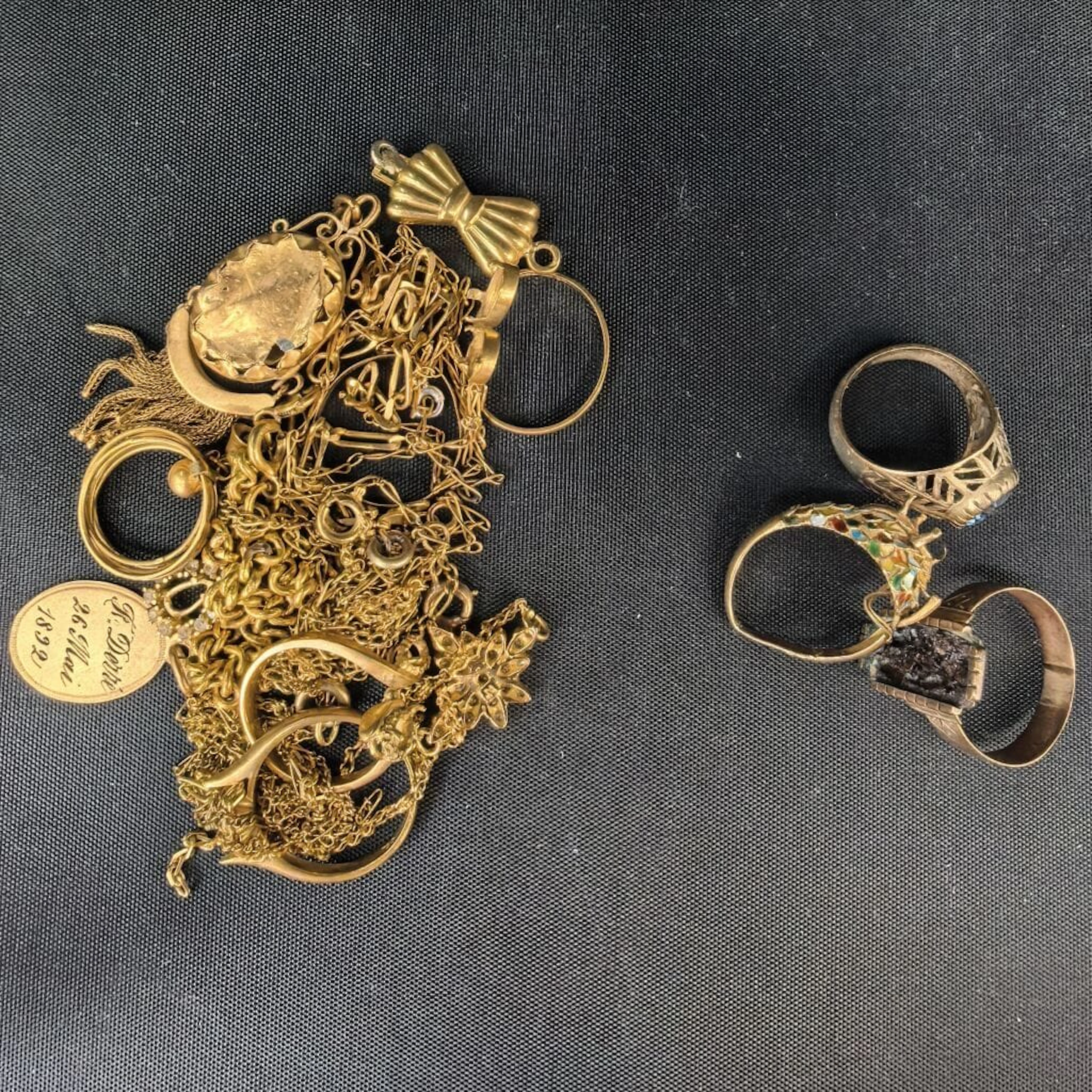 A batch of gold weighing, in total, at least: - 750‰: 41 g; - 375‰: 9.5 g.
